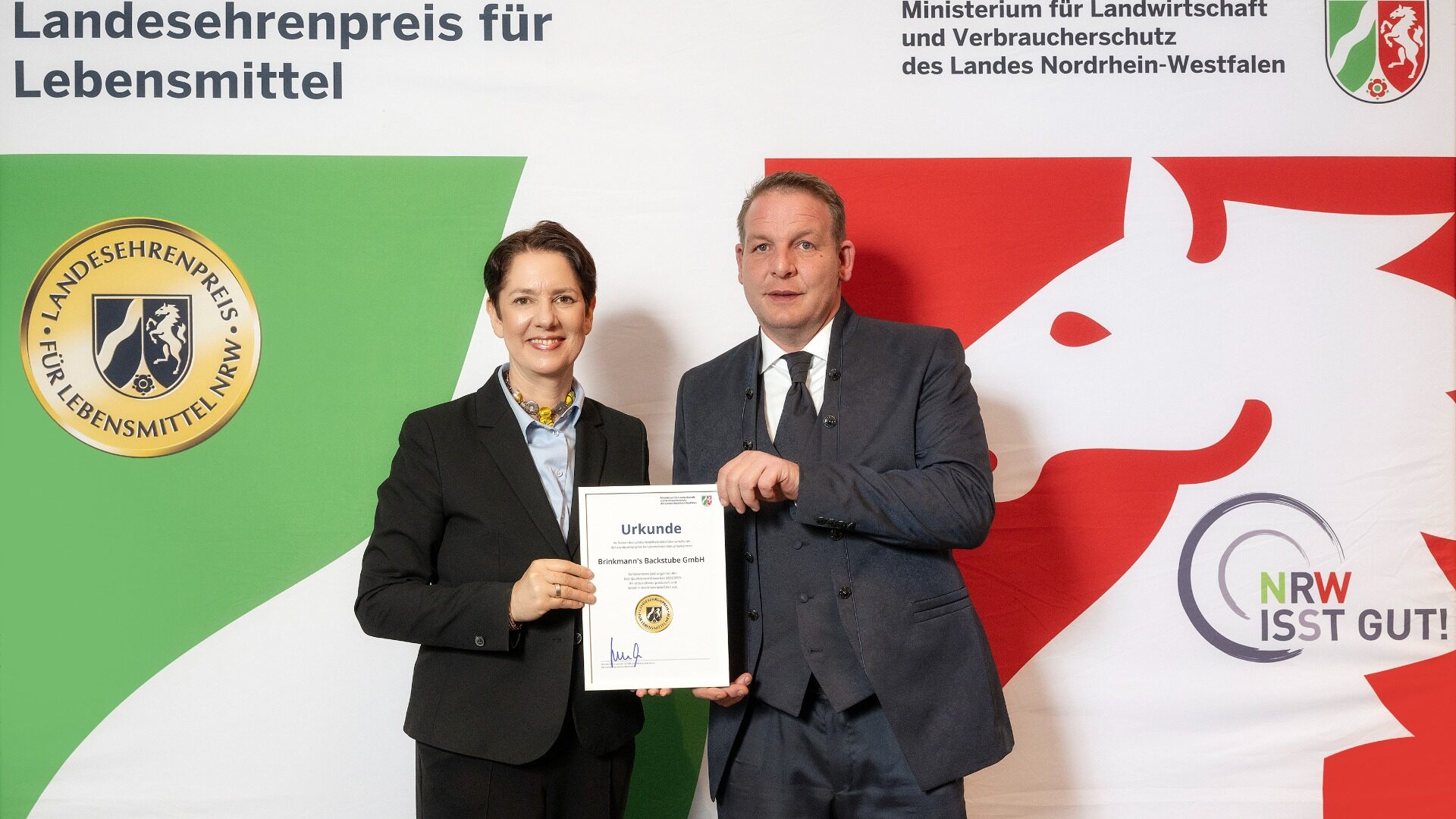 In Gedenken an den Senior nahm Wilm Brinkmann den Landesehrenpreis 2025 von Silke Gorißen (Ministerin für Landwirtschaft und Verbraucherschutz NRW) entgegen. Foto: © Fotografie Giulio Coscia