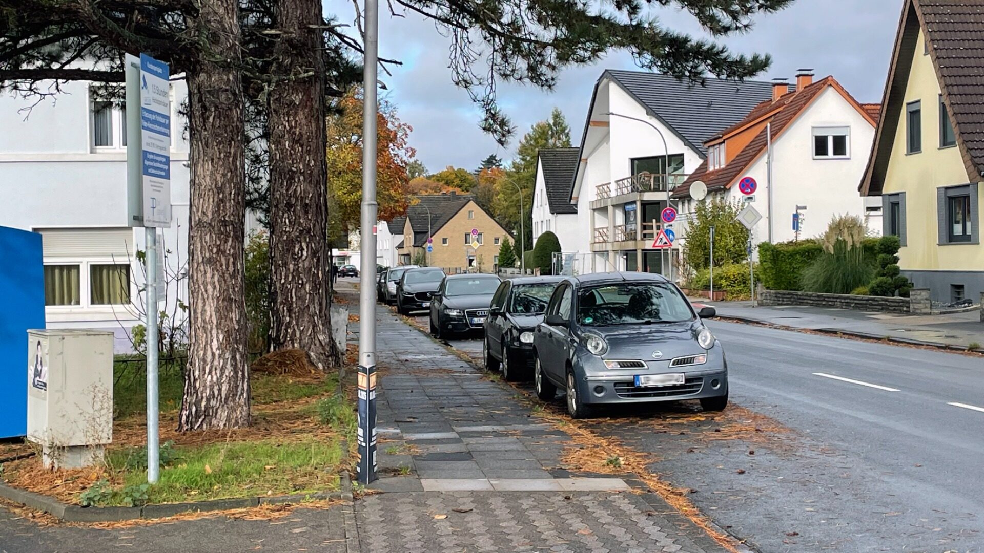Gefährliche Ausfahrt: An der Lemgoer Straße stehen Fahrzeuge bis an die Einfahrt zum Edeka Zentrum Siekmann. Die Stadt soll nach dem Willen der SPD-Fraktion jetzt für Abhilfe sorgen.  Foto: Reiner Toppmöller