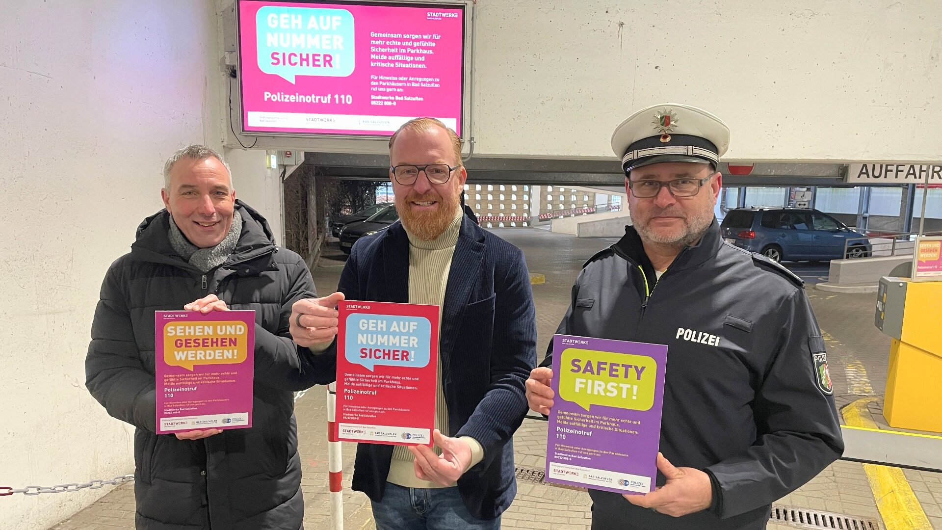 Bürgermeister Dirk Tolkemitt, Stadtwerke Geschäftsführer Volker Stammer und erster Polizeihauptkommissar Marc Krumsiek präsentieren die neue Sicherheitskampagne im Parkhaus Zentrum (v.l.).  Foto: © Stadtwerke Bad Salzuflen