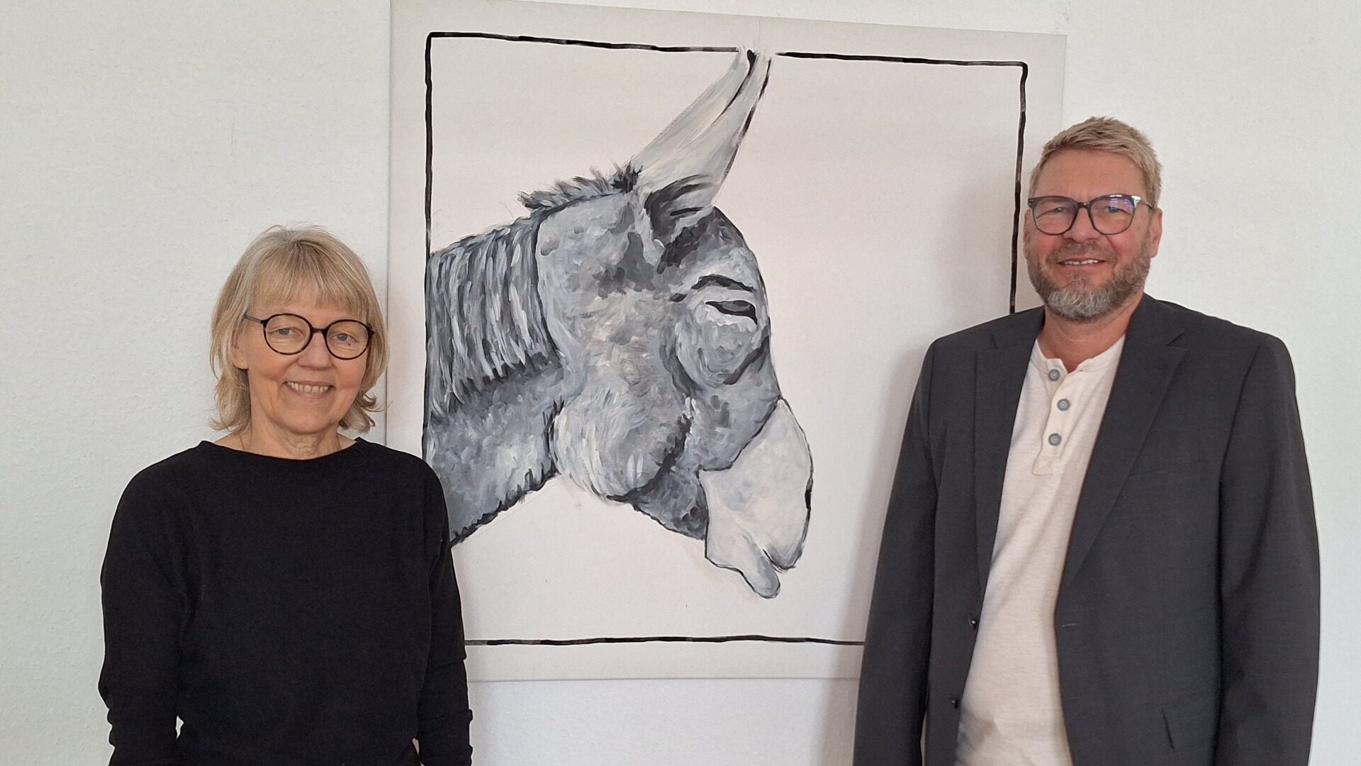 Die Künstlerin Marie-Anne Flüchter-Steffen übergibt Bürgermeister Peter Heepmann ihr Werk für das Bürgermeisterbüro im Rathaus Oerlinghausen. Foto: © Stadt Oerlinghausen 