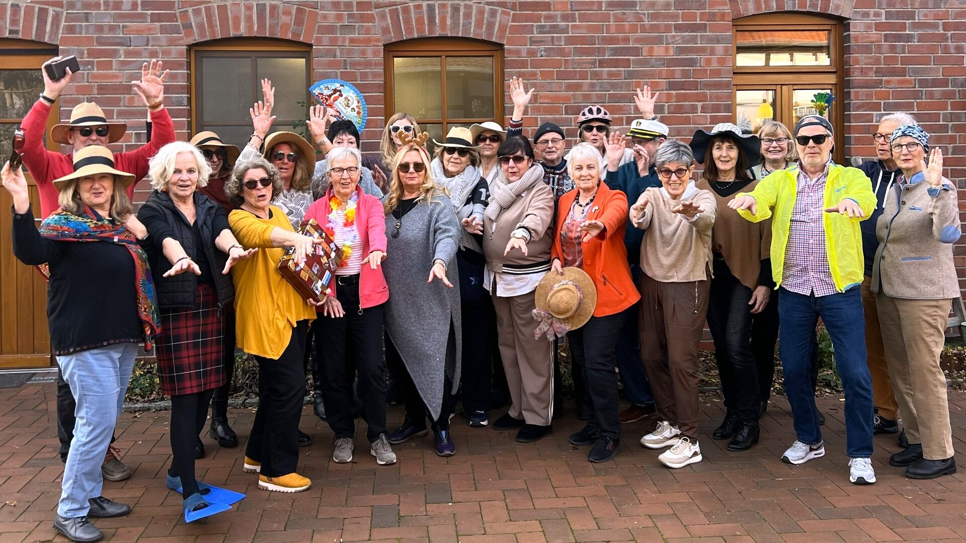 Die AWO Reisebegleiterinnen und Reisebegleiter, die im Jahr 2026 dabei sind und sich freuen, die zukünftigen Gäste begleiten zu dürfen. Foto: AWO Kreisverband Herford