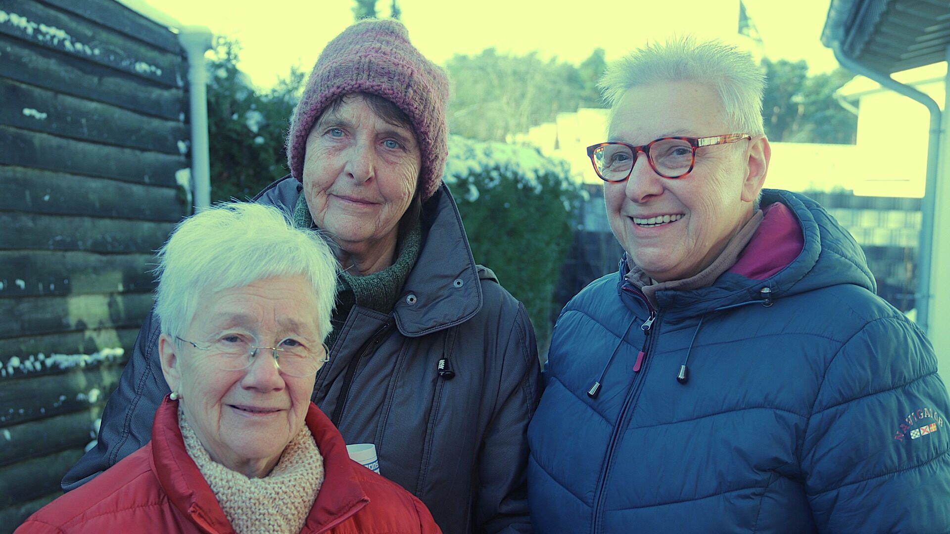 Schon jahrelang helfen Waltraud Meinecke, Renate Czekalla und Vera Meyer (v.l.) mit, die gelieferte Ware auszupacken. Den Beschluss zur Schließung können sie nicht nachvollziehen. Außerdem hätte die Öffentlichkeit früher informiert werden müssen. Foto: kd