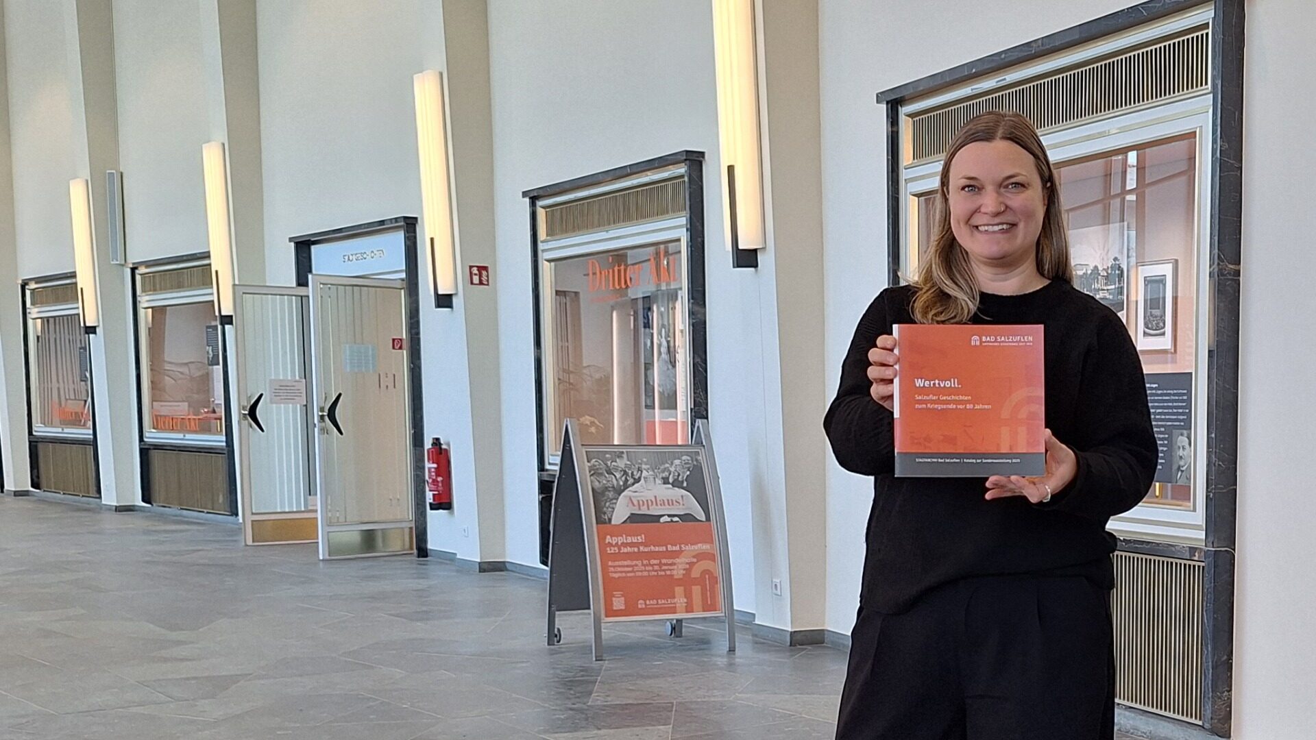 Stadtarchivarin Sonja Beinlich präsentiert die erste Katalogauflage zur Ausstellung „Wertvoll. Salzufler Geschichten zum Kriegsende vor 80 Jahren“. Foto: © Stadt Bad Salzuflen