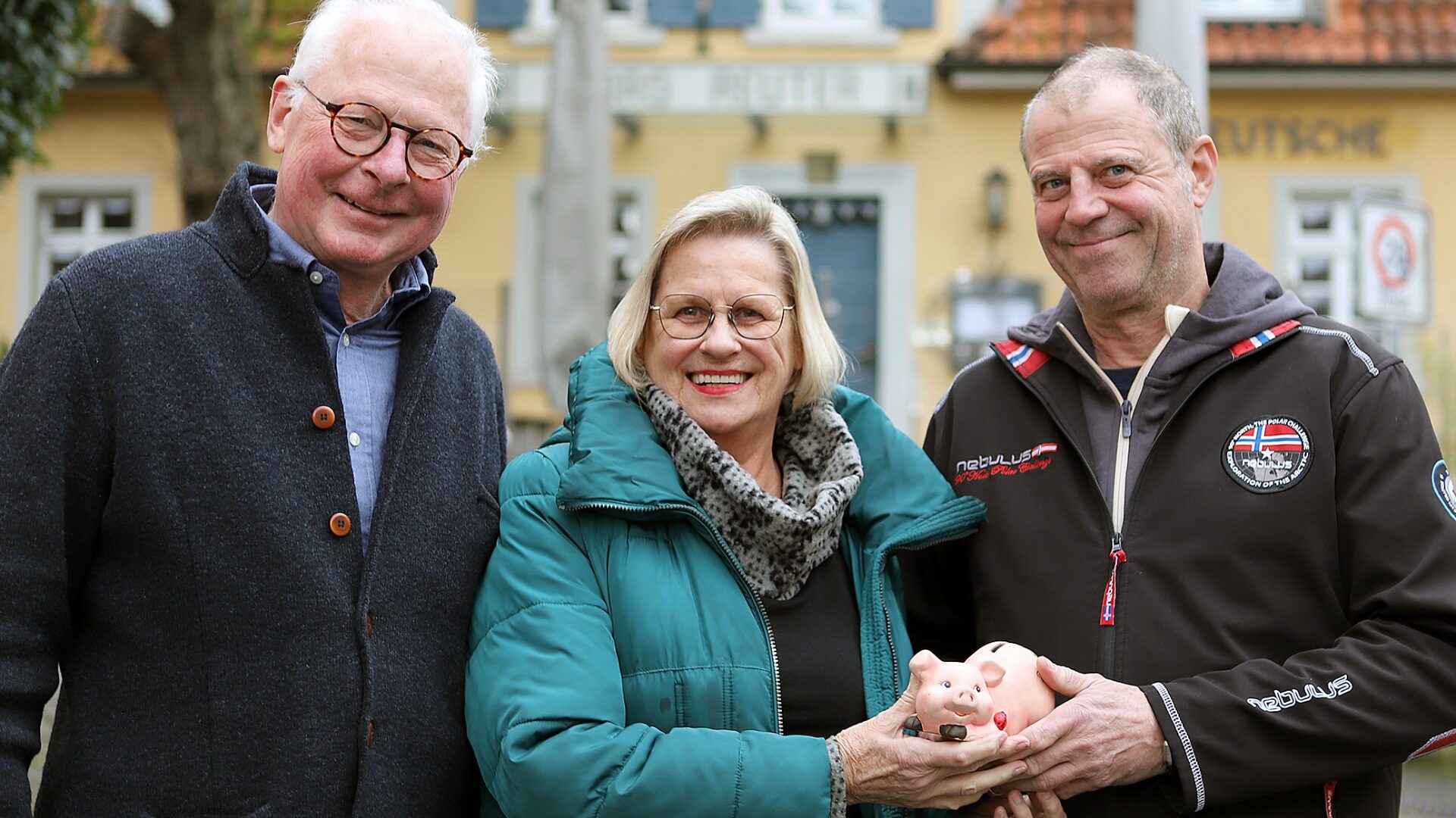 Christian Coesfeld übergibt seine Spende an die Vertreter des VVV Oerlinghausen:Henner Wachsmuth (2. Vors.) und Irmtraud Niemann (Schatzmeisterin). Foto: VVV Oerlinghausen