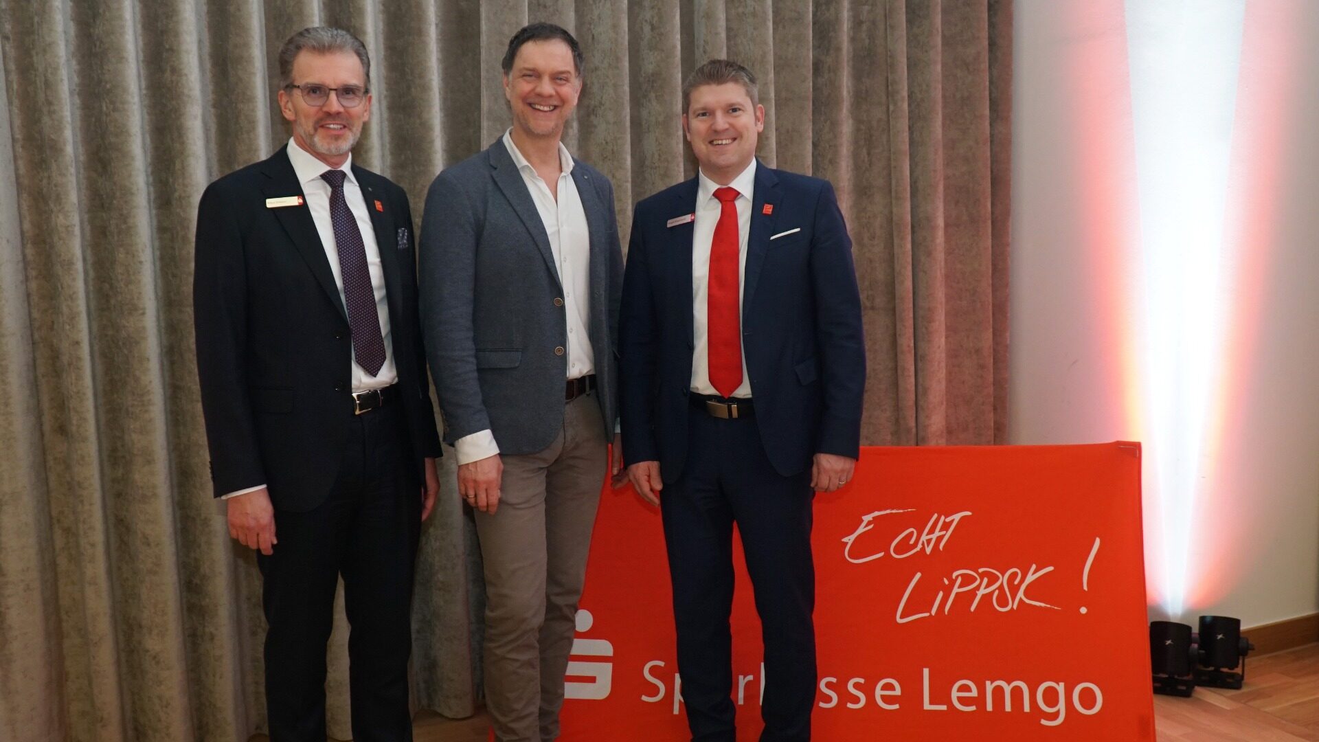 Aus dem Vorstand der Sparkasse Lemgo bedankten sich Klaus Drücker (links) und Hagen Eberhardt (rechts) beim Autor Prof. Dr. Volker Busch für den Vortrag. Foto: Sparkasse Lemgo