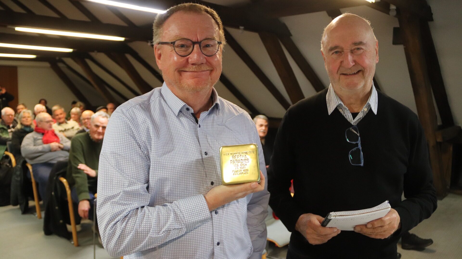 Akribisch hat Jürgen Hartmann (links) die Lebenswege der unfreiwillig ausgewanderten jüdischen Oerlinghauser recherchiert. Horst Biere, Vorsitzender des Heimatvereins, hatte ihn zum Vortrag eingeladen. Foto: kd