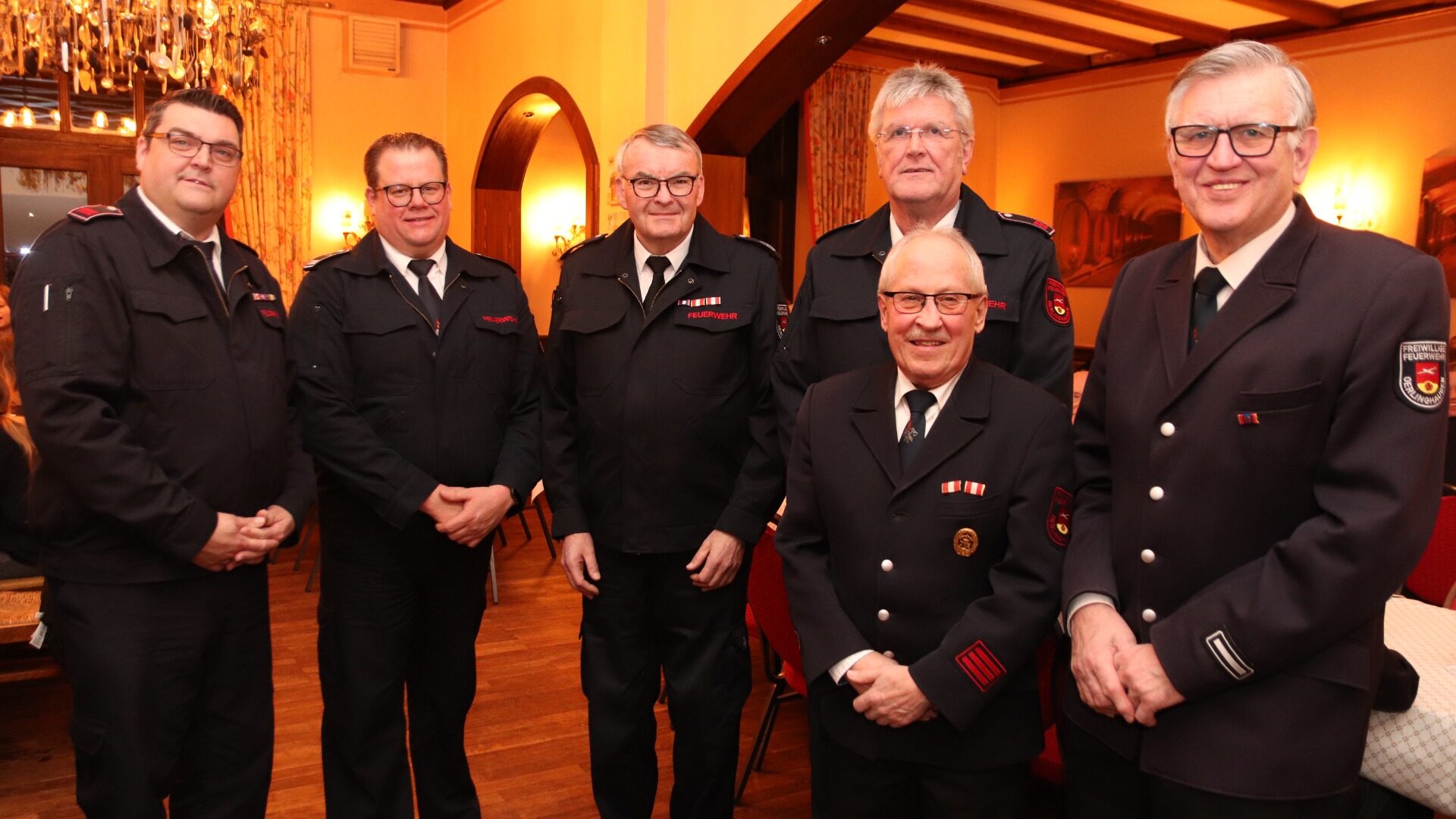 Tobias Stölting (links) ehrte die langjährigen Mitglieder der Freiwilligen Feuerwehr (v.l.) Michael Sielemann, Udo Bollhorst, Bernd Kuhlmann, Erich Lange und Alfred Kuhlmann.  Foto: kd
