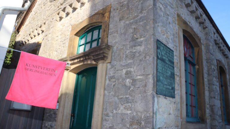 Wenn die kleine rote Fahne vor der ehemaligen Synagoge an der Tönsbergstraße 4 weht, können die Wechselausstellungen besichtigt werden. Foto: kd