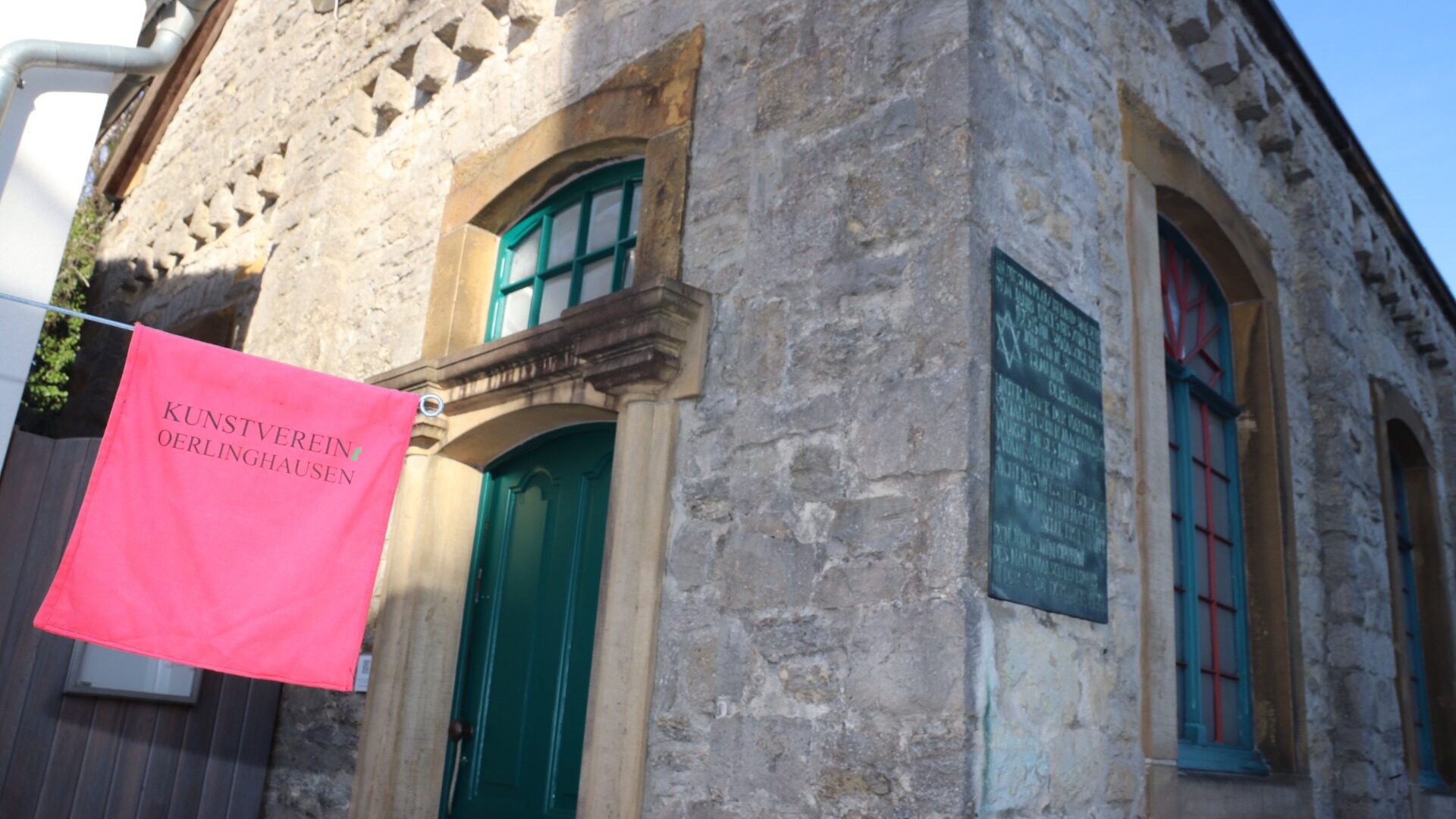 Wenn die kleine rote Fahne vor der ehemaligen Synagoge an der Tönsbergstraße 4 weht, können die Wechselausstellungen besichtigt werden. Foto: kd