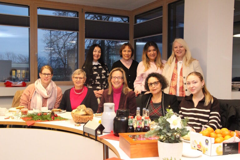 Suchen Mitstreiterinnen (vorne von links) Lotsinnen Julia Schwarz, Dagmar Wietheger-Claes, Heike Weilacher, Samira Block, Yana Likhachova sowie (hinten von links) Julia Tkatschuk, Ulrike Quakernack-Dielizsch, Julia Moroz und Projektleiterin Margit Monika Hahn. Foto: Kreis Lippe