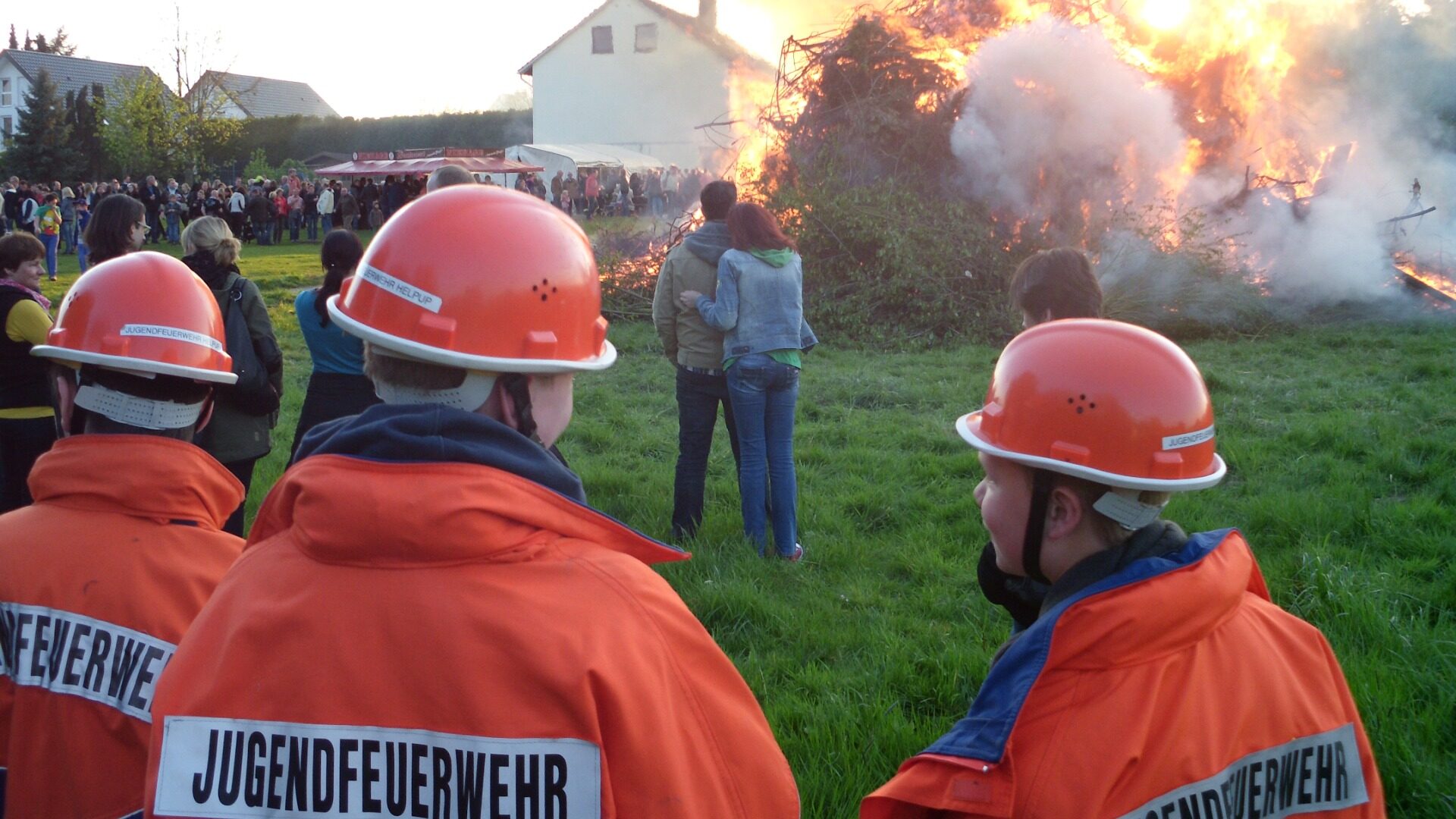 In den zurückliegenden Jahren hat das Osterfeuer in Helpup haben jeweils mehrere hundert Besucher angezogen. Auch wenn der Aufwand hoch war, bedauerte die Feuerwehr, dass die Tradition nun beendet ist. Fotos: Archiv kd