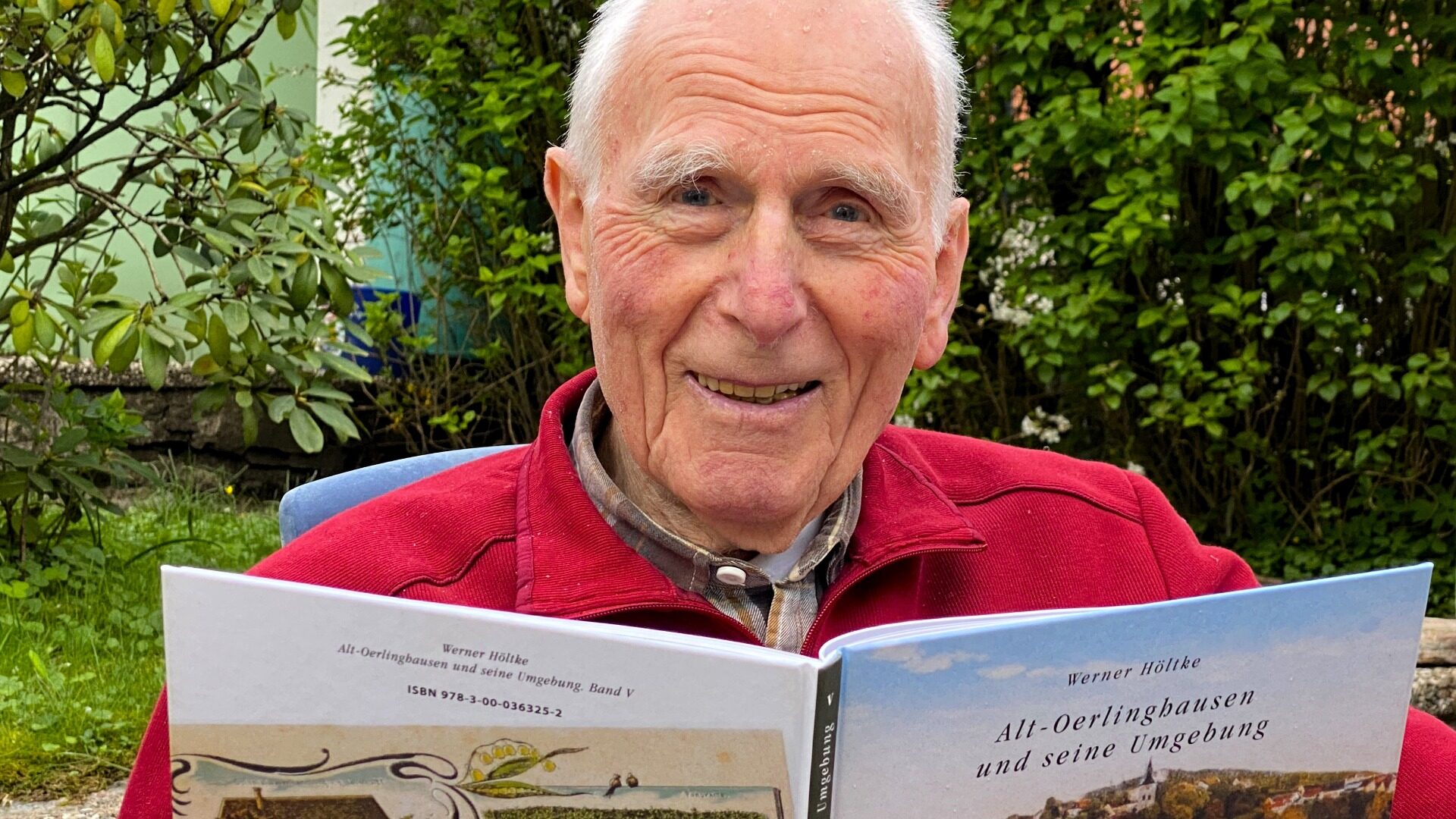 Geschichtsforschung scheint den Menschen jung und frisch zu halten. Auch mit 96 Jahren beschäftigt sich Werner Höltke intensiv mit seiner Heimatstadt Oerlinghausen, hier mit dem fünften Band seiner Geschichten aus „Alt-Oerlinghausen“.  Fotos: Horst Biere