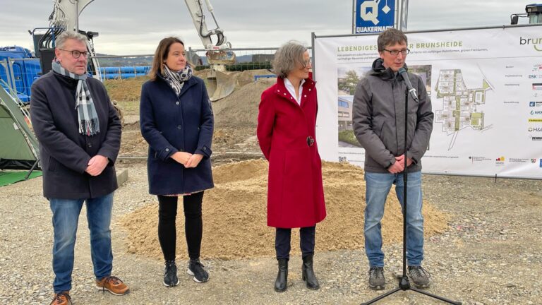 Im Dezember wurde der Spatenstich für die Brunsheide zusammen mit Ministerin Ina Scharrenbach (Mitte) Landrat Meinolf Haase, Regierungspräsidentin Anna Bölling und Bürgermeister Prof. Dr. Martin Hoffmann (v.l.) durchgeführt. Die PUP hat jetzt einen 25 Fragen umfassenden Fragenkatalog zu Auswirkungen auf den Haushalt vorlegt. Foto: Reiner Toppmöller