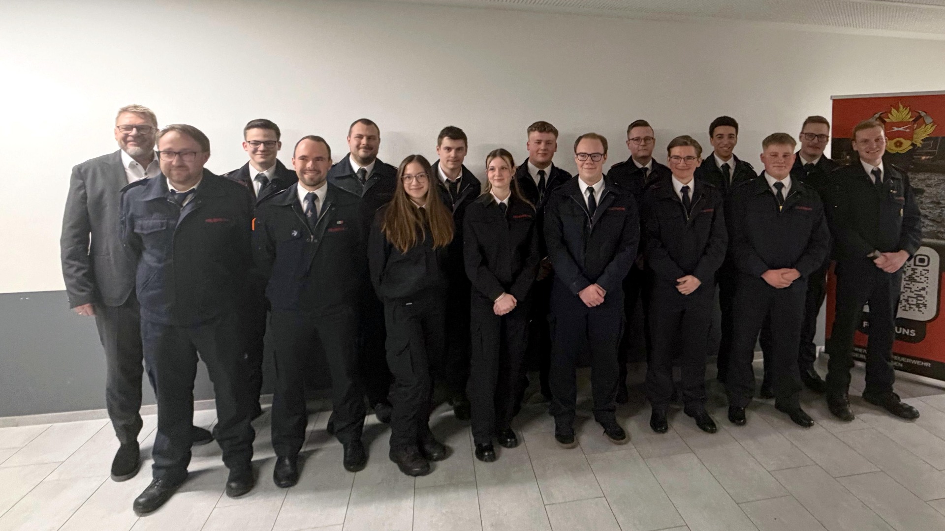 Geehrte anwesende Personen mit Bürgermeister Peter Heepmann und dem stellv. Kreisbrandmeister Mathias Sprenger: Sebastian Köster, Timm Stotzka, Michael Sielemann, Udo Bollhorst, Hans-Georg Strate, Alfred Kuhlmann, Erich Lange, Bürgermeister Peter Heepmann, Bernd Kuhlmann und Melanie Happek.  Fotos: FFW Oerlinghausen