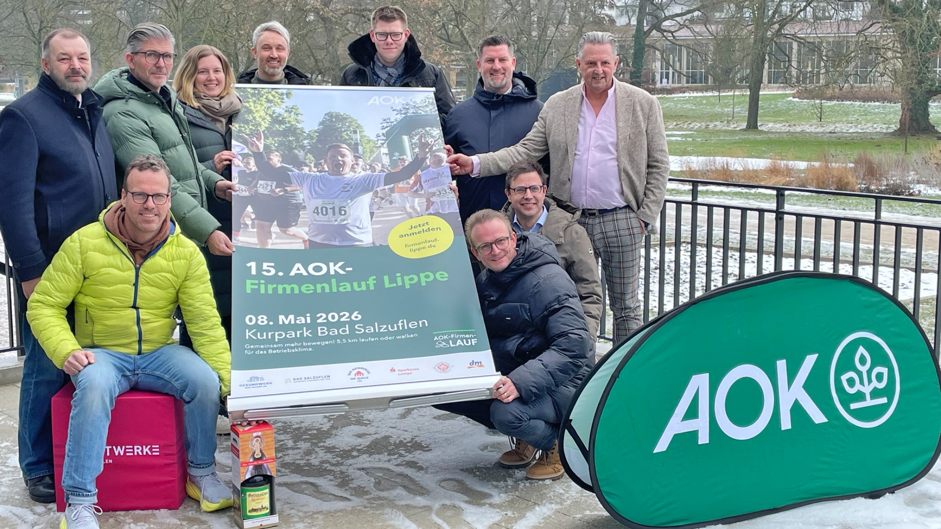 Sie werben für den 15. AOK-Firmenlauf im Salzufler Kurpark: (hinten, v.l.) Oliver Siekmann (Stadtmarketing); Ralf Hammacher (Leiter Tourismus), Ilka Steinmetzler SPK Lemgo), Johannes Dittmar (Stadtwerke), Raphael Stascheit (Brauerei Strate) AOK-Regionalchef Matthias Wehmhöner, Ingo Schaffranka (Agentur :anlauf) sowie (vorne, v.l.) Bernd Weber  (Laufladen Endspurt), Thomas Scharenberg (Horstbrink & Partner) und Björn Spisla, Verkaufsleiter Bad Meinberger.  Foto: Reiner Toppmöller