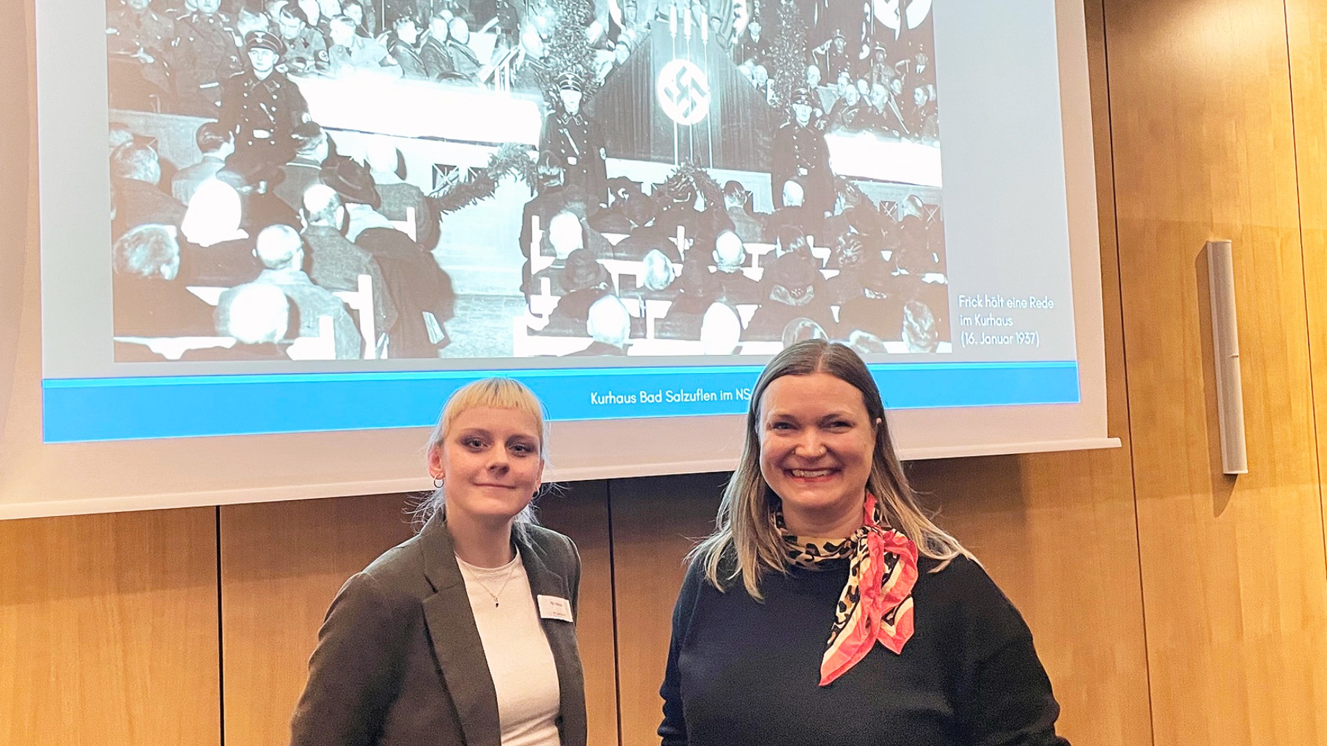 Pia Gillner mit der Leiterin des Stadtarchivs, Sonja Beinlich (v.l.).  Fotos: Reiner Toppmöller