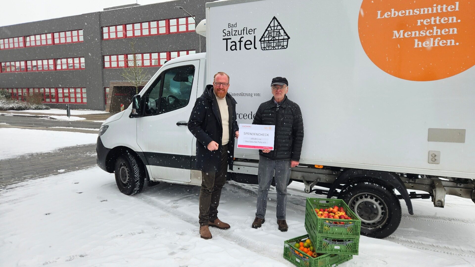 Spendenübergabe an die Tafel Bad Salzuflen durch Stadtwerke Geschäftsführer Volker Stammer an den Tafelvorsitzenden Ralf Faber.  Foto: © Stadtwerke Bad Salzuflen