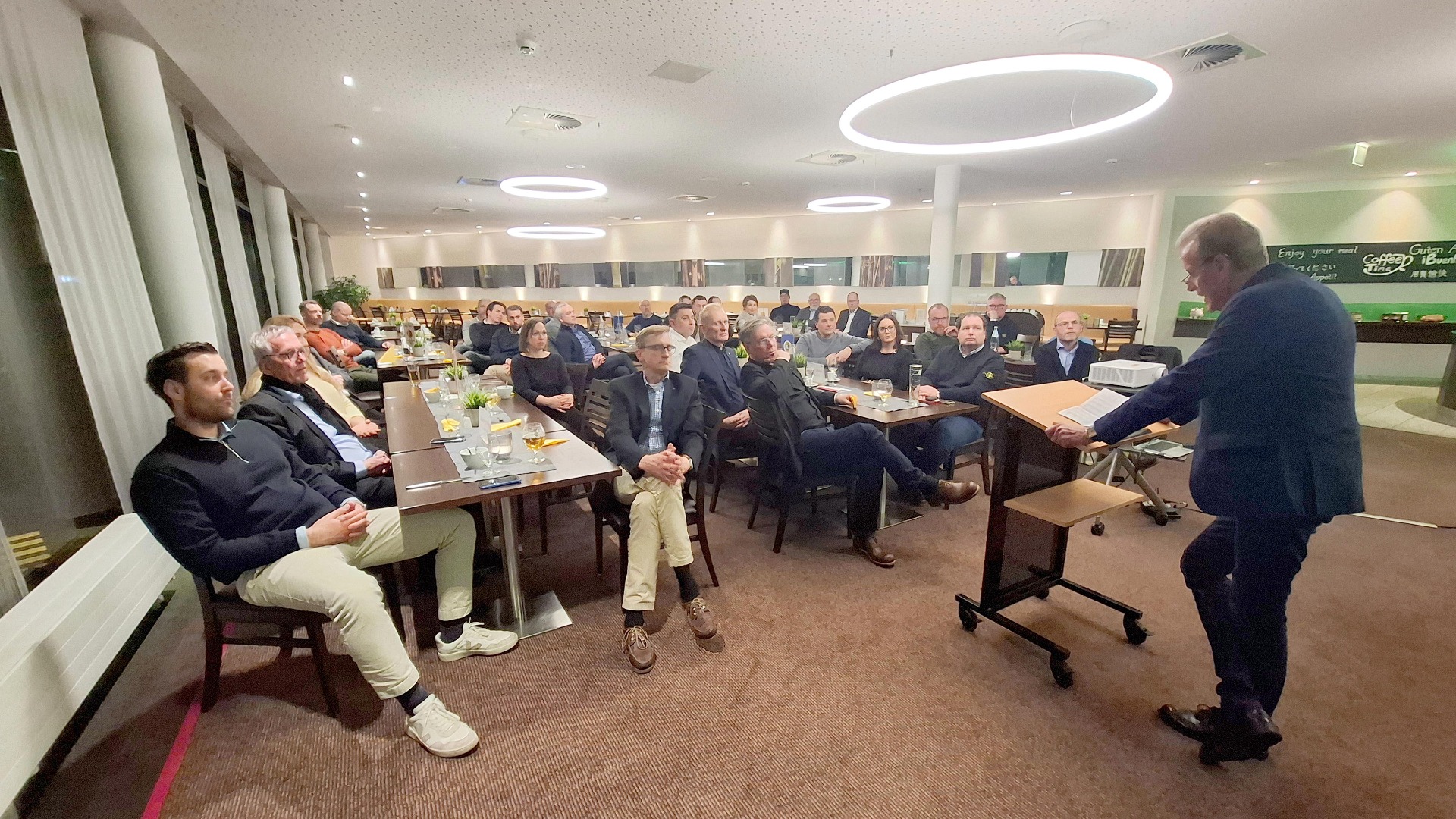 Ein Dank an die hier anwesenden Sponsoren im Best-Western Hotel richtete der Club Präsident Dr. Martin Micheely (vorne, Mitte).  Helmut Wöhler (rechts) gibt seinen Förderbericht ab. Foto: LC Bad Salzuflen