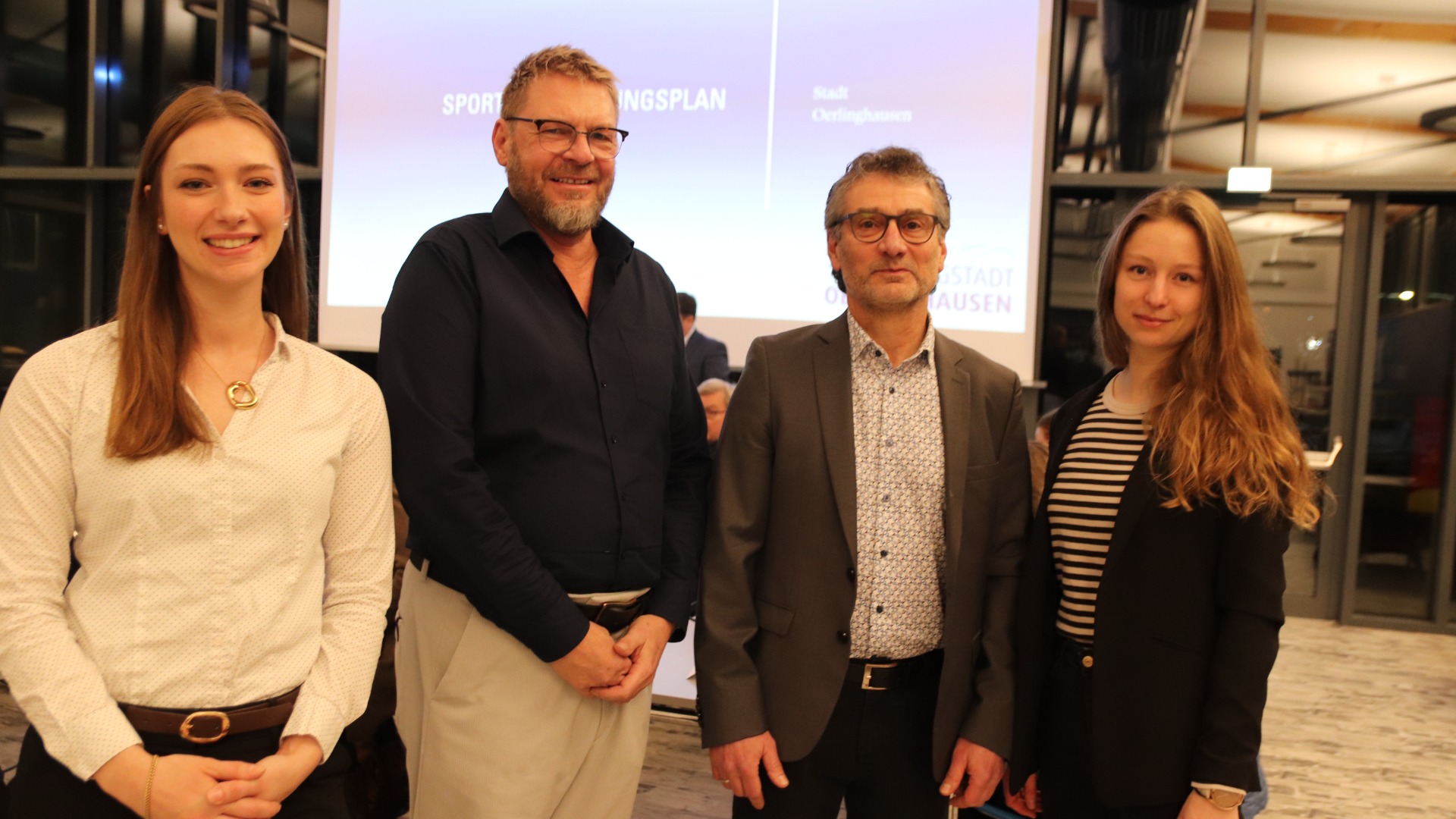 Von einem Sportentwicklungsplan erwartet Bürgermeister Peter Heepmann (2. v.l.) Antworten auf viele Fragen. Katharina Dittombeé, Horst-Peter Strickrodt und Svenja Toepsch (v.l.) könnten den Auftrag übernehmen. Foto: kd