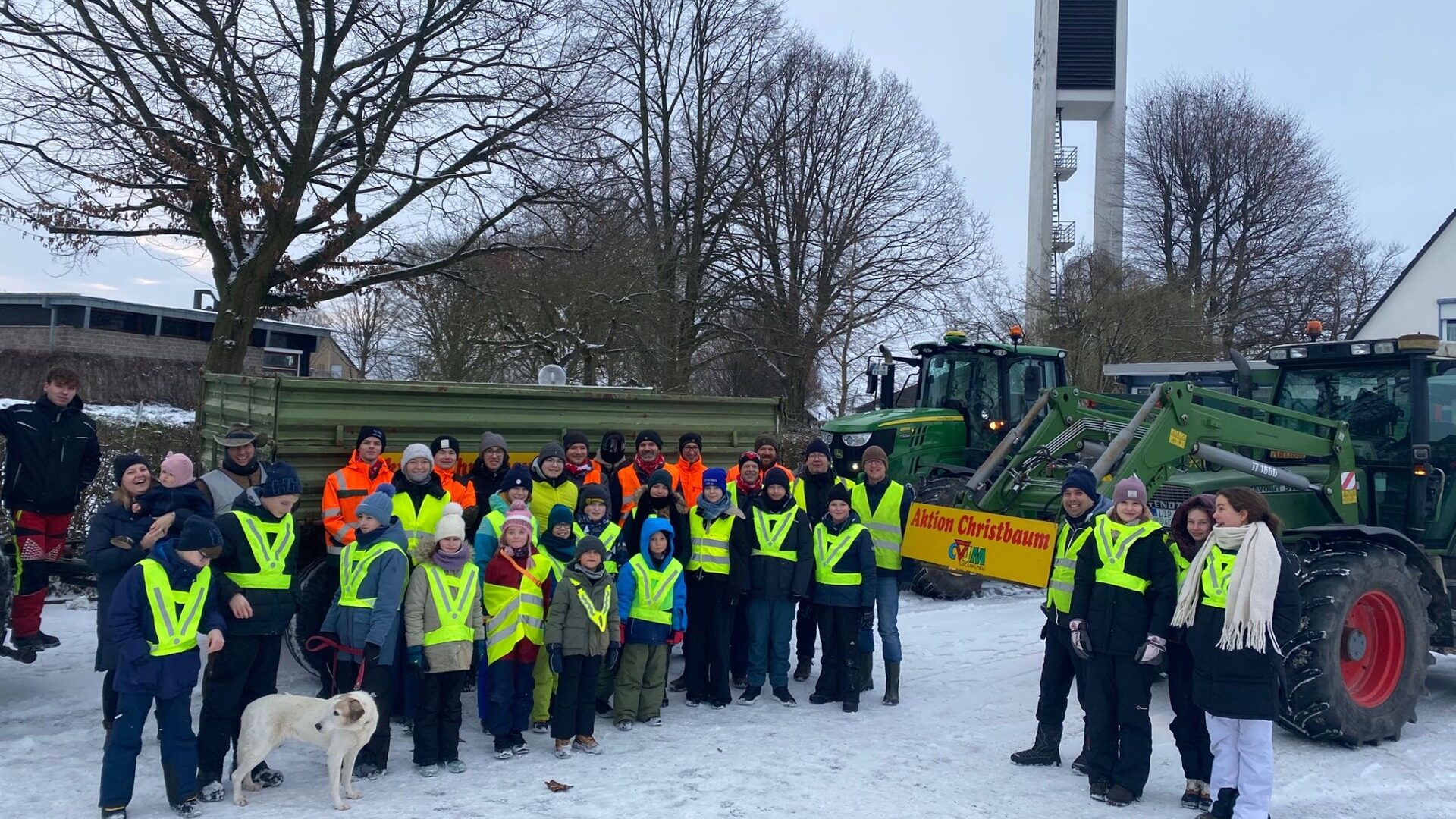 Trotz winterlicher Bedingungen mit Schnee und Minusgraden waren viele Helfer bei der "Aktion Christbaum" des CVJM Lockhausen dabei.  Foto: Privat