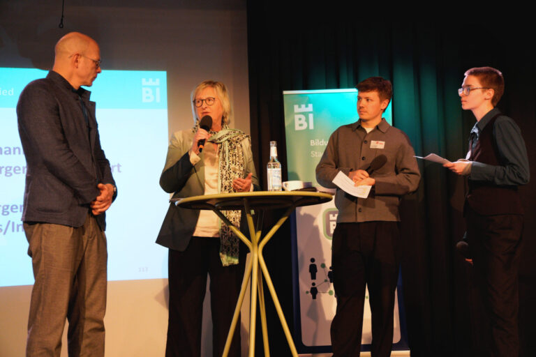 Ingo Nürnberger (Dezernent für Soziales und Integration), Birgit Beckermann (Dezernentin für Schule, Bürger, Kultur und Sport), Tim Vorspel (Moderation), Lenja von Grawert (Moderation). Foto: Stadt Bielefeld