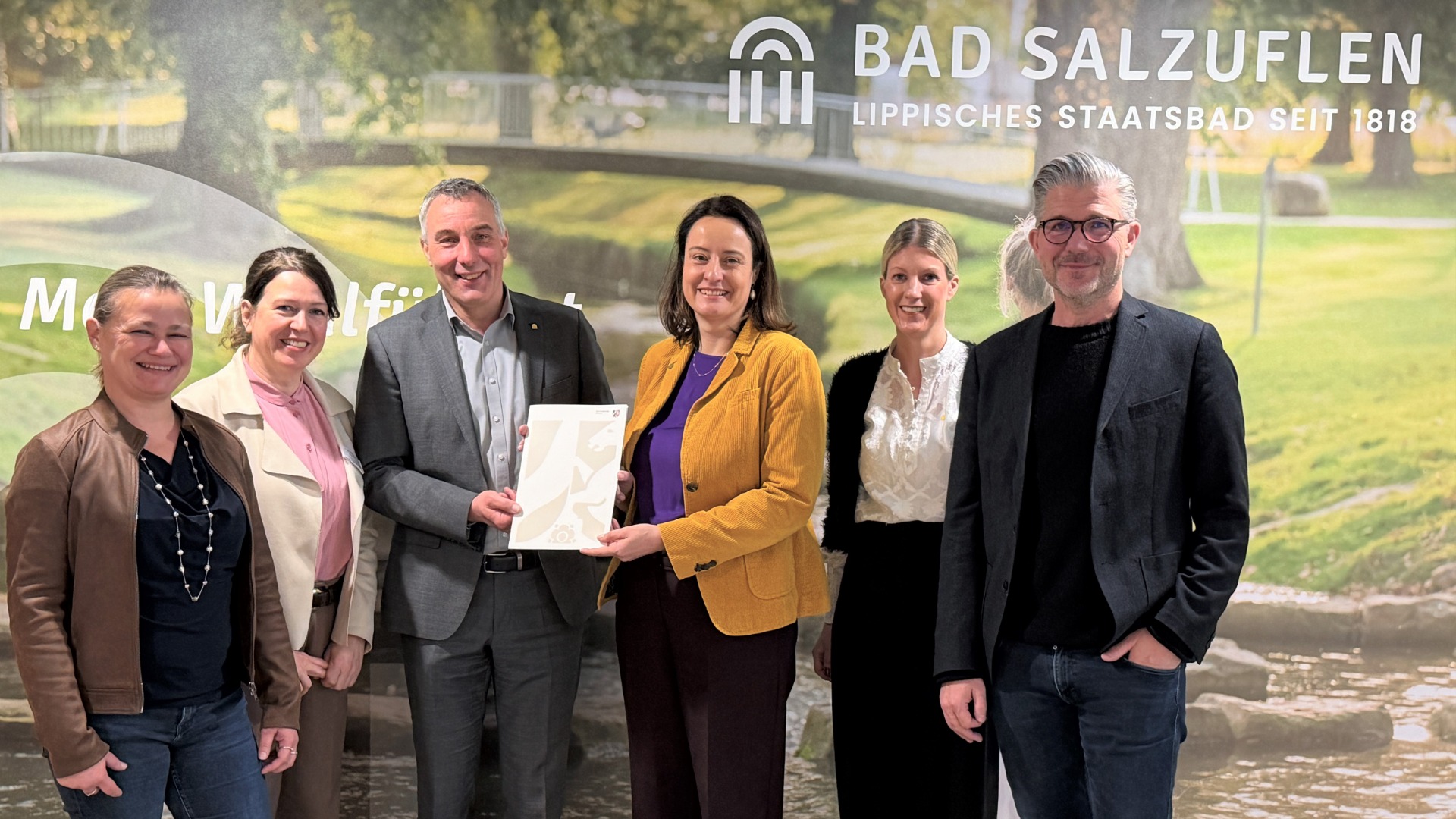 Neuer Meilenstein für die touristische Weiterentwicklung in Bad Salzuflen: Regierungspräsidentin Anna Katharina Bölling (3.v.r.) übergab den Förderbescheid für das Zukunftsprojekt „Erlebniswelt Kneipp“ im Landschaftsgarten an Bürgermeister Dirk Tolkemitt (3.v.l.), Melanie Koring (2.v.r.), Ulrike Niebuhr (links), Ralf Hammacher (rechts,) und Katja Mönnigmann-Steinbeck (2.v.l). Foto: © Stadt Bad Salzuflen