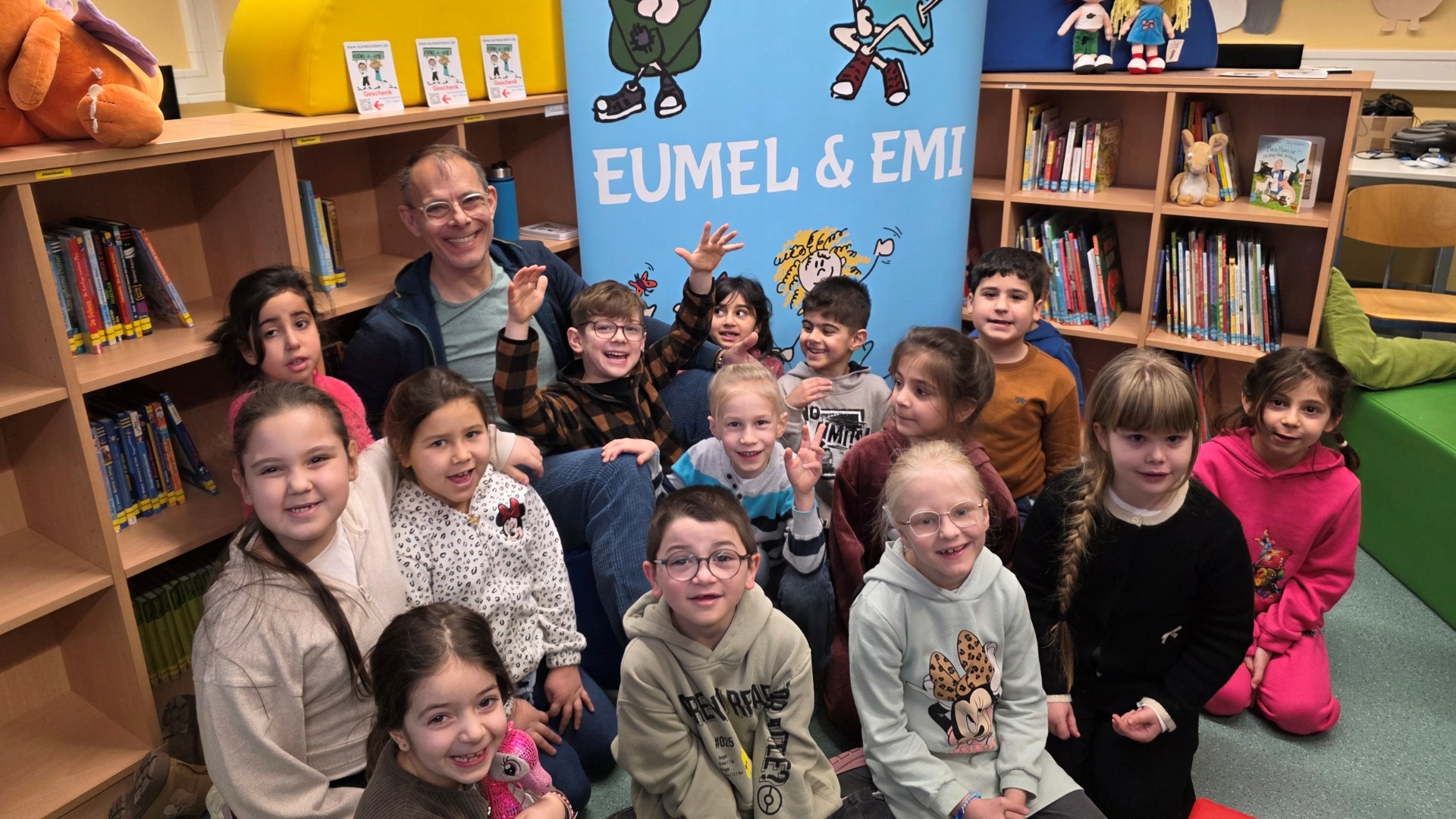 Große Freude über den Autorenbesuch. Mit Björn Sassenroth tauchten die Schülerinnen undSchüler (hier) der Klassen 1a Grundschule Kirchplatz in die Welt von „Eumel & Emi“ einund begeisterten sich für Buchstaben und Geschichten. Fotos: Grundschule Kirchplatz, TanjaNicole Krenz.