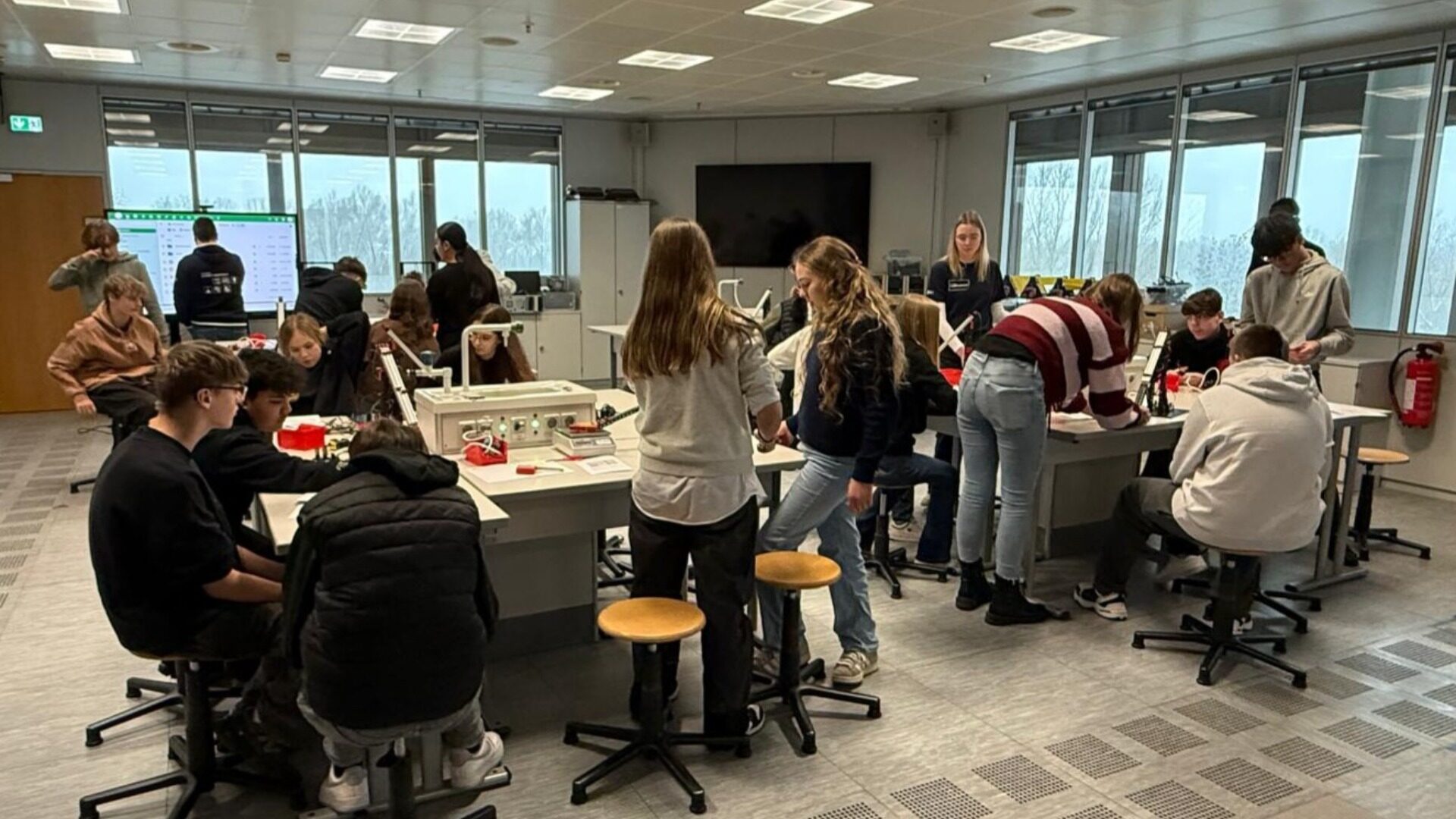 Im Schülerlabor des Heinz-Nixdorf-Forums haben sich die Schülerinnen und Schüler mit der Funktion und dem Bau von Prothesen beschäftigt. Im Vordergrund stand das forschende Lernen in einer anregenden Atmosphäre. Fotos: Marko Barnowski