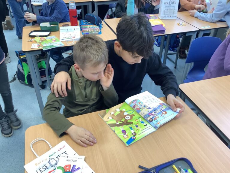 Nick-Linus aus der 1a und sein Pate Emilio 4c sind ein tolles Team beim Lesen. Foto Privat