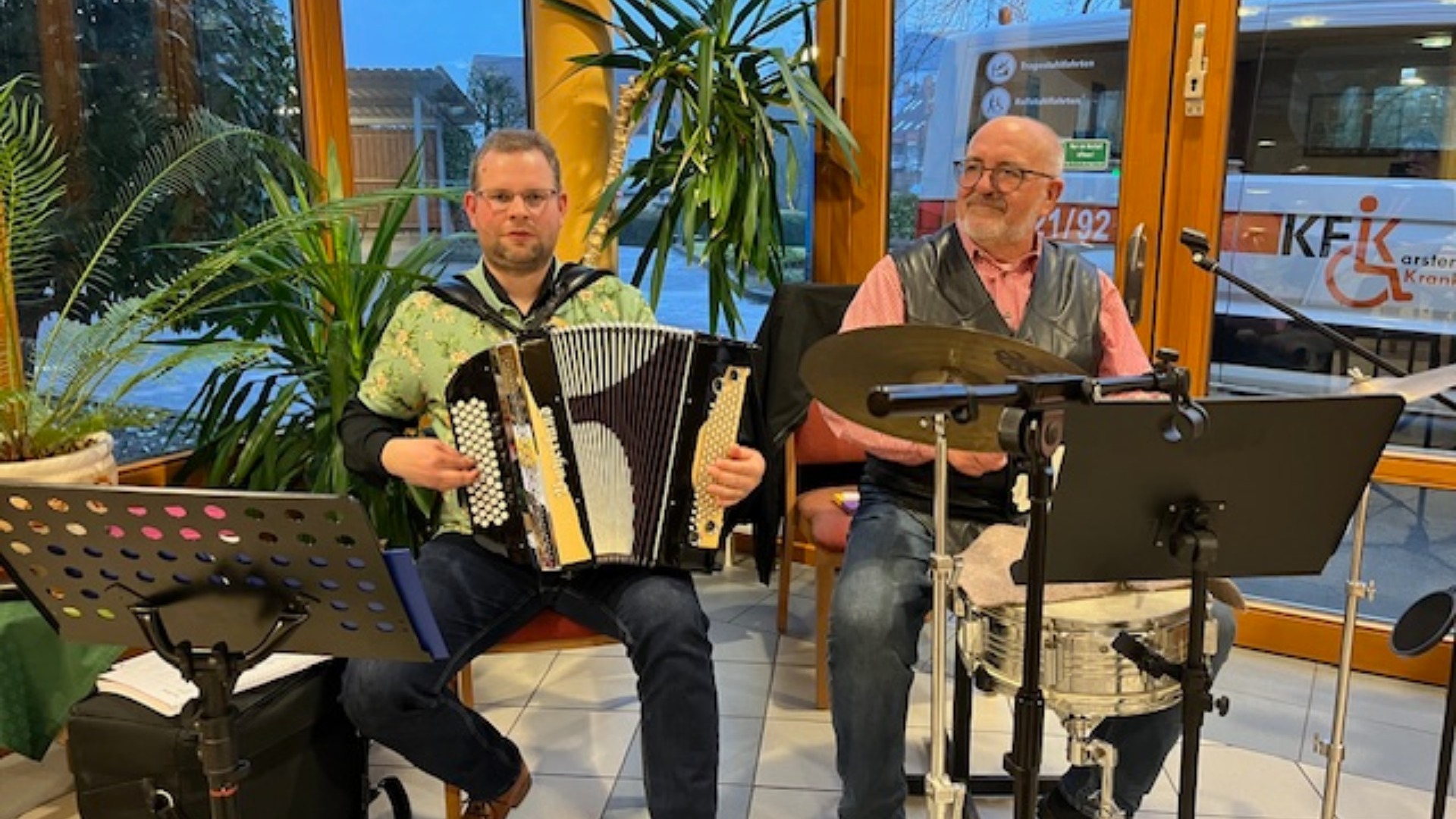 Als „Bergstadtbuben“ unterhielten Bernd Oberschelp und Timo Schilling die Senioren zur Karnevalszeit.  Foto: Privat