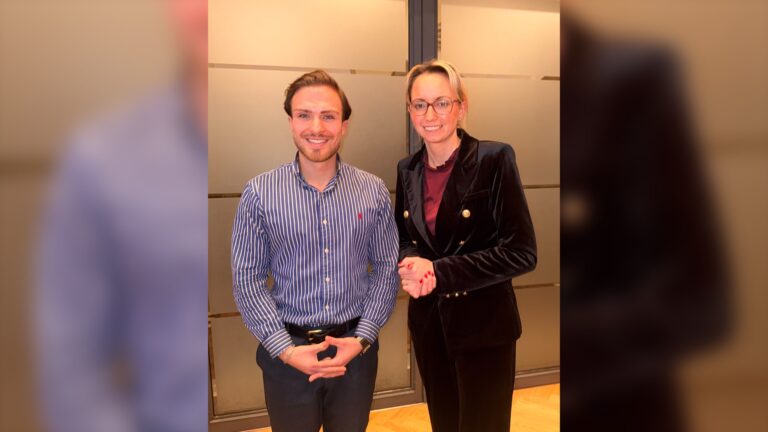 Cihad Kefeli, Vorsitzender des Ausschusses für Chancengerechtigkeit und Integration, und Oberbürgermeisterin Dr. Christiana Bauer. Foto: Stadt Bielefeld
