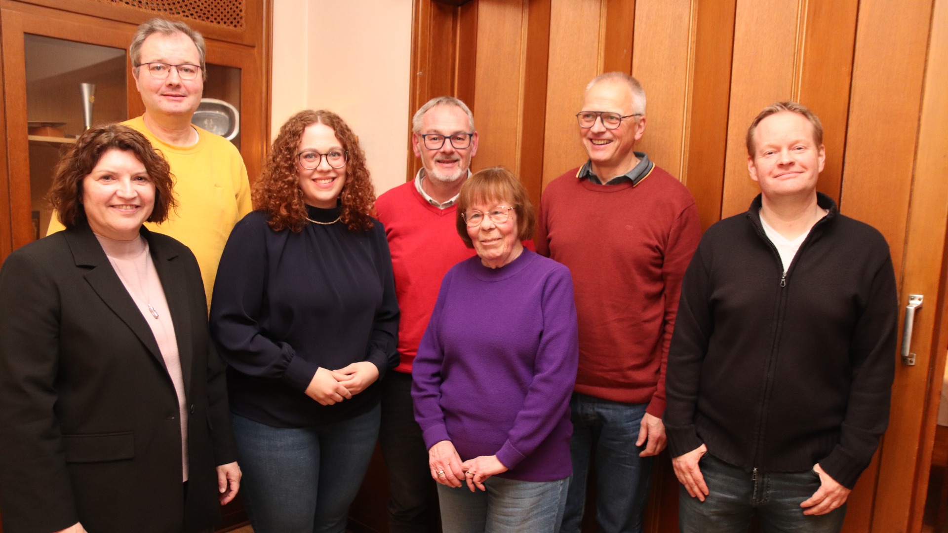 Die Landtagsabgeordnete Ellen Stock (links) gratulierte dem Vorstand des SPD-Ortsvereins zur Wahl (v.l.) Volker Neuhöfer, Andreas Berkemeier, Lena Hülße, Rosi Nädler, Jens Moog und Frank Bwecker. Foto: kd