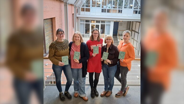 Haben die Mutterpasshülle zusammengestellt (v.l.): Sonja Hommers (Stadt Lemgo), Britta Grebe (Kreis Lippe), Jasmin Mertin (Bad Salzuflen), Ulrike Räker (Stadt Detmold), Nina Kunz (Stadt Lage).© Stadt Lemgo