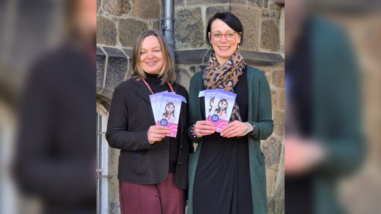 Bettina Bläsing (links, Leitung VHS Bad Salzuflen) und Sybille Lüdecke (Gleichstellungsbeauftragte Stadt Bad Salzuflen) freuen sich auf das neue Halbjahresprogramm 2026 des seit fünf Jahren in der Kurstadt erfolgreichen Veranstaltungsformats „SalzuflerFrauenPower“. © Stadt Bad Salzuflen