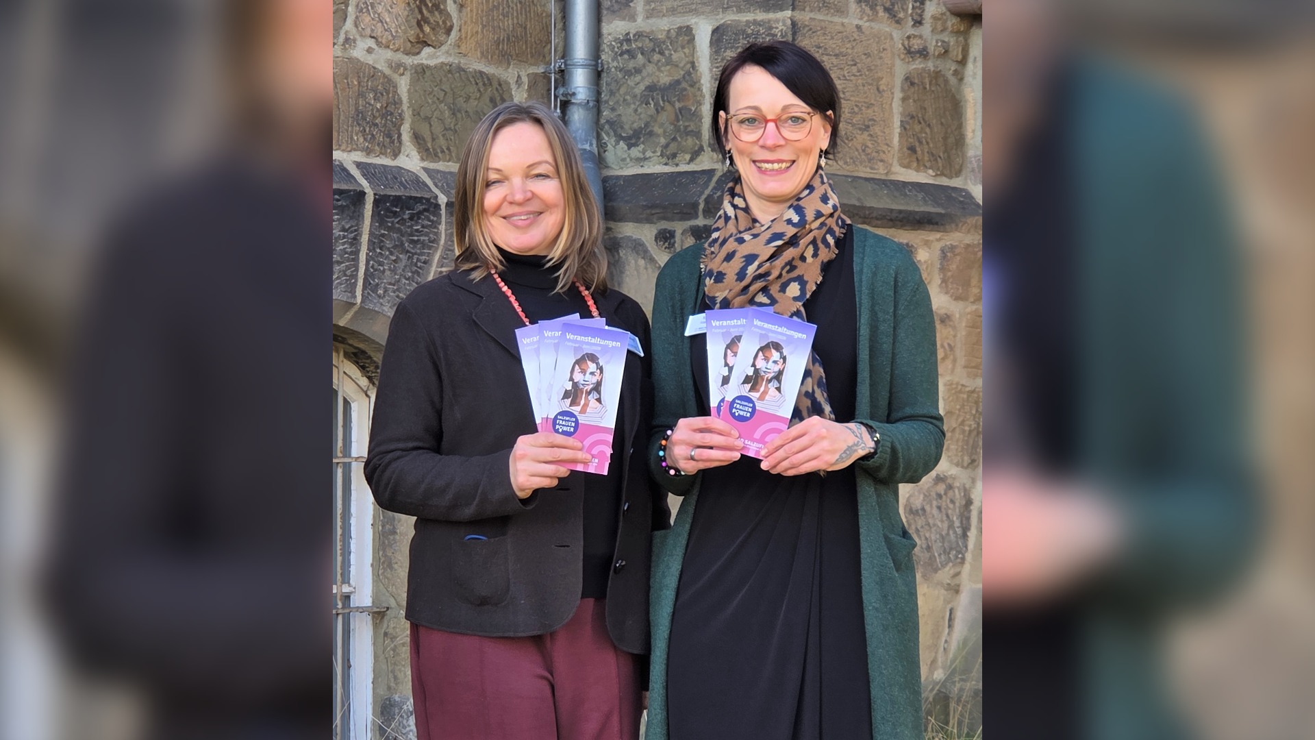 Bettina Bläsing (links, Leitung VHS Bad Salzuflen) und Sybille Lüdecke (Gleichstellungsbeauftragte Stadt Bad Salzuflen) freuen sich auf das neue Halbjahresprogramm 2026 des seit fünf Jahren in der Kurstadt erfolgreichen Veranstaltungsformats „SalzuflerFrauenPower“. © Stadt Bad Salzuflen