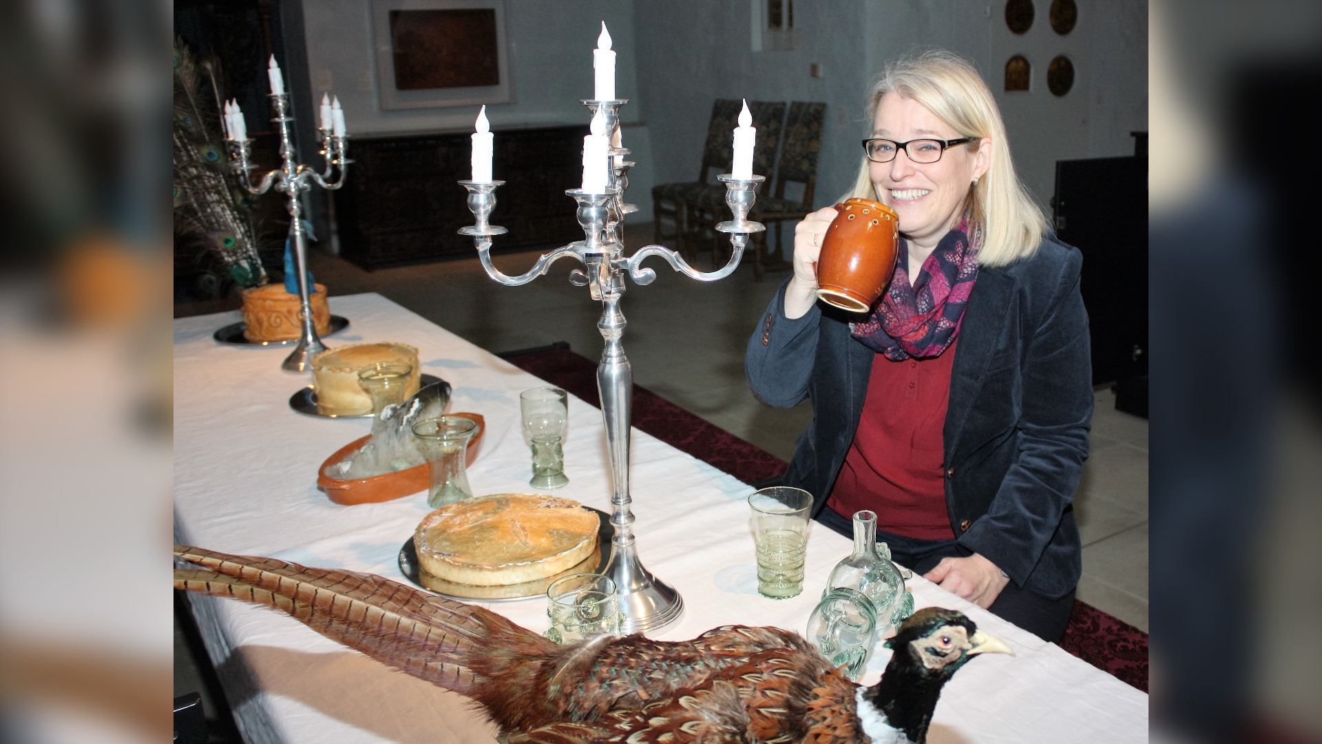 Dr. Susanne Hilker vom Weserrenaissance-Museum Schloss Brake verrät, wie man früher tafelte, tanzte und feierte.  Foto: WRM