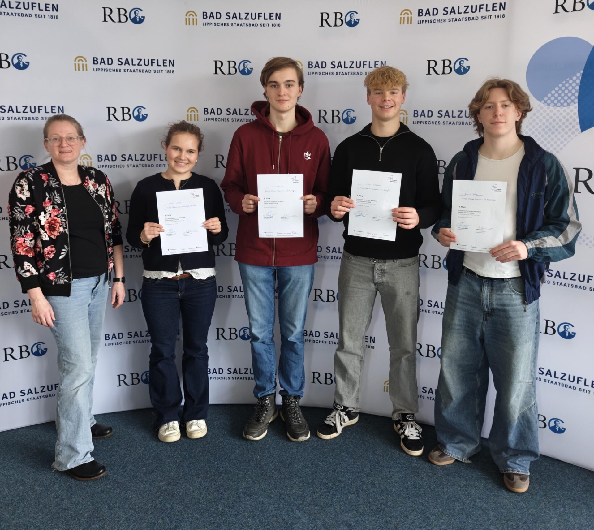Sieger der Altersklasse II (v.l.n.r.): Rebecca Kinzl (betreuende Lehrkraft), Maria Meuter, Erik Gröschell, Milian Größchen und Jannis Biedermann Foto: Rudolph-Brandes-Gymnasium