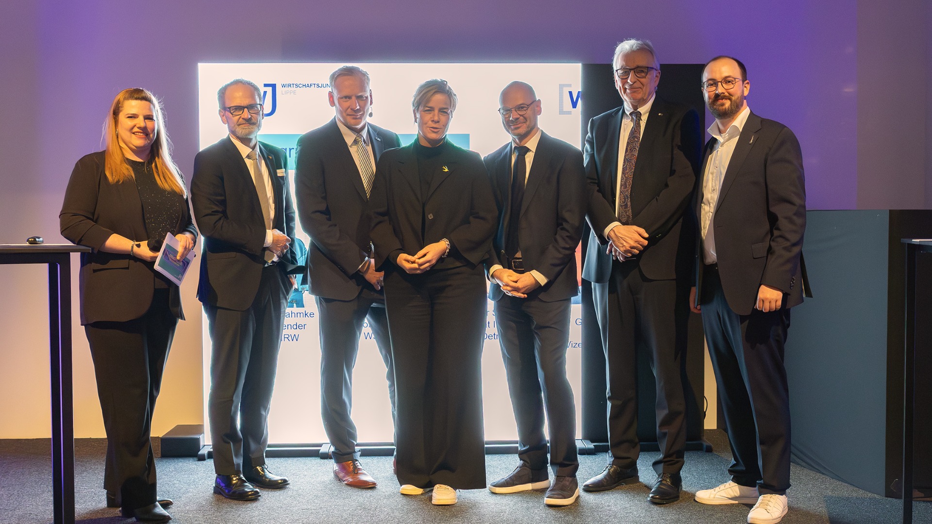 (vlnr.) WJ-Lippe Geschäftsführerin und Moderatorin Christina Flöter, WJ-NRW Geschäftsführer Thomas Grigutsch, WJ NRW-Landesvorsitzender Philipp Frahmke, Ministerin Mona Neubaur, Unternehmer Oliver Voßhenrich, IHK-Präsident Volker Steinbach und WJ Lippe-Vorsitzender Christoph Grauting freuen sich über einen gelungenen Jahresauftakt für die junge Wirtschaft im Land. Foto: WJ Lippe