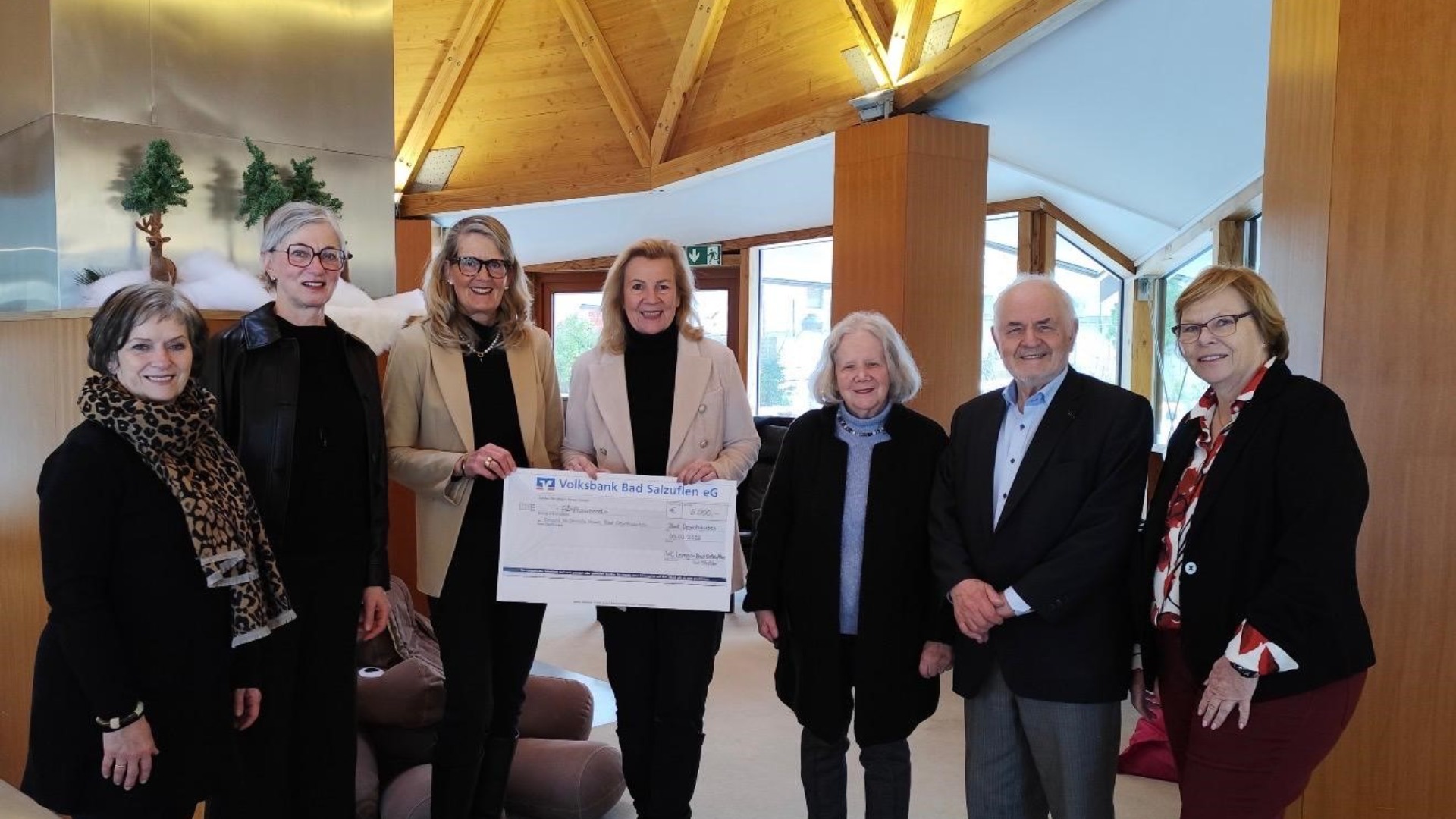 Spendenübergabe in Bad Oeynhausen: (v.l.) Gitta Brandes, Silke Simon, Ina Schröder, Stefanie Kruse, Beate und Redzep Memisevic sowie Eva Alvermann. Foto: Ronald McDonald Haus