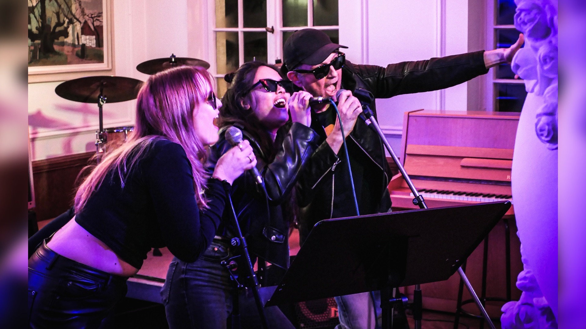 Singen beim "123. Rock-Pop-Jazz live" auch mit: (v.l.) Sina Justen, Aimee Tiamson und Gesangslehrer Jan Gerth.  Foto: Privat
