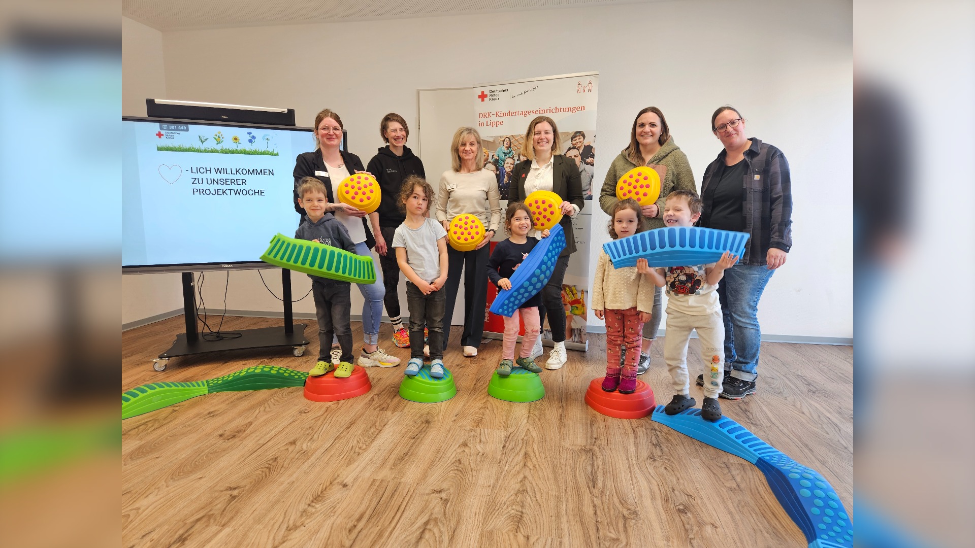 Die Kinder der DRK-Kita Hoffmannstraße sind ganz gespannt auf die Experimentier-Woche. Den Auftakt macht das Thema „Bewegung und Koordination“. (v.l.): Katharina Krzemien (Kita-Einrichtungsleitung), Nina Marhofen (RS Workshops), Martina Grün (Kita-Fachberaterin, DRK), Ilka Steinmetzler (Sparkasse Lemgo, Ltg. Kommunikation) sowie Lisa Bartel und VerenaFöste vom Elternbeirat. Foto: Sylvia Riemann, DRK