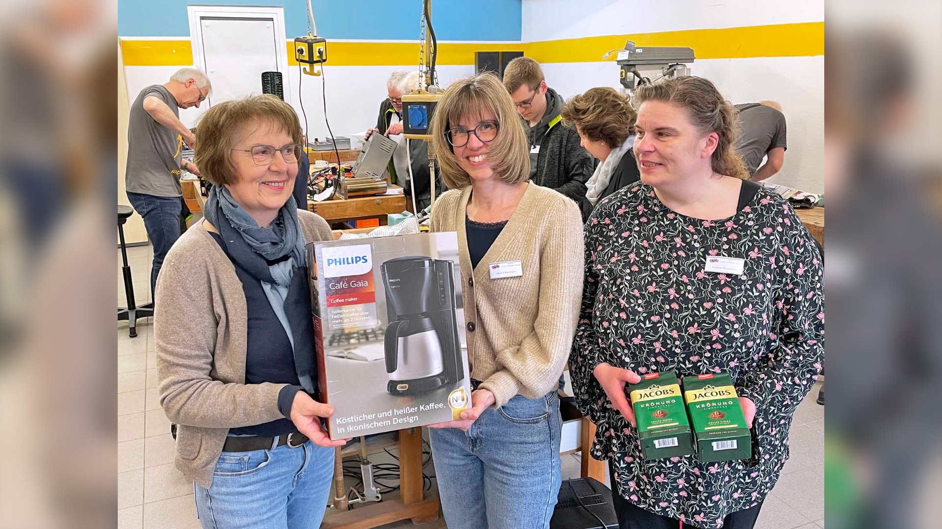 Doris Borchers (links) überraschet das Team des awb Repair-Café mit einem Filterkaffe-Automaten und sechs Paketen Kaffee. Verena Beermann, Mitte und Vanessa Wrobelinski (rechts) nahmen die Spende gerne entgegen. Foto: Reiner Toppmöller