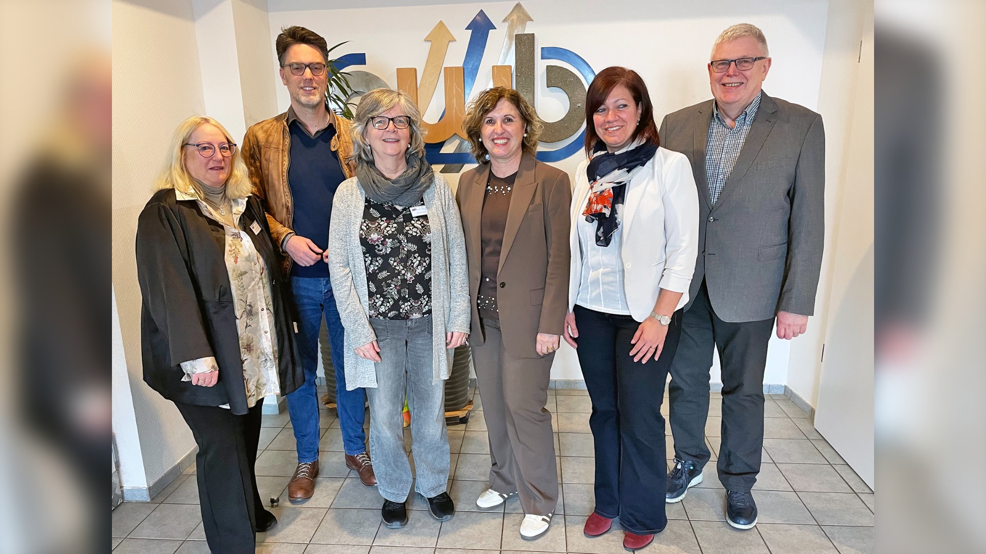 MdB Robin Wagener (Grüne, 2.v.l.) sprach mit den zuständigen Mitarbeitern des awb e.V. über die Konsequenzen des Wegfalls der Unterstützung der Sprachkurse durch das BAMF. (v.l.) Roselind Beineke (Vereinsleitung), Maureen Wiele (Pädagogische Leitung), Eleni Gilia (Leitung Sprachkurse) Integrationsberaterin Susanne und der Vereinsvorsitzende Ulrich Steinmetz. Foto: Reiner Toppmöller