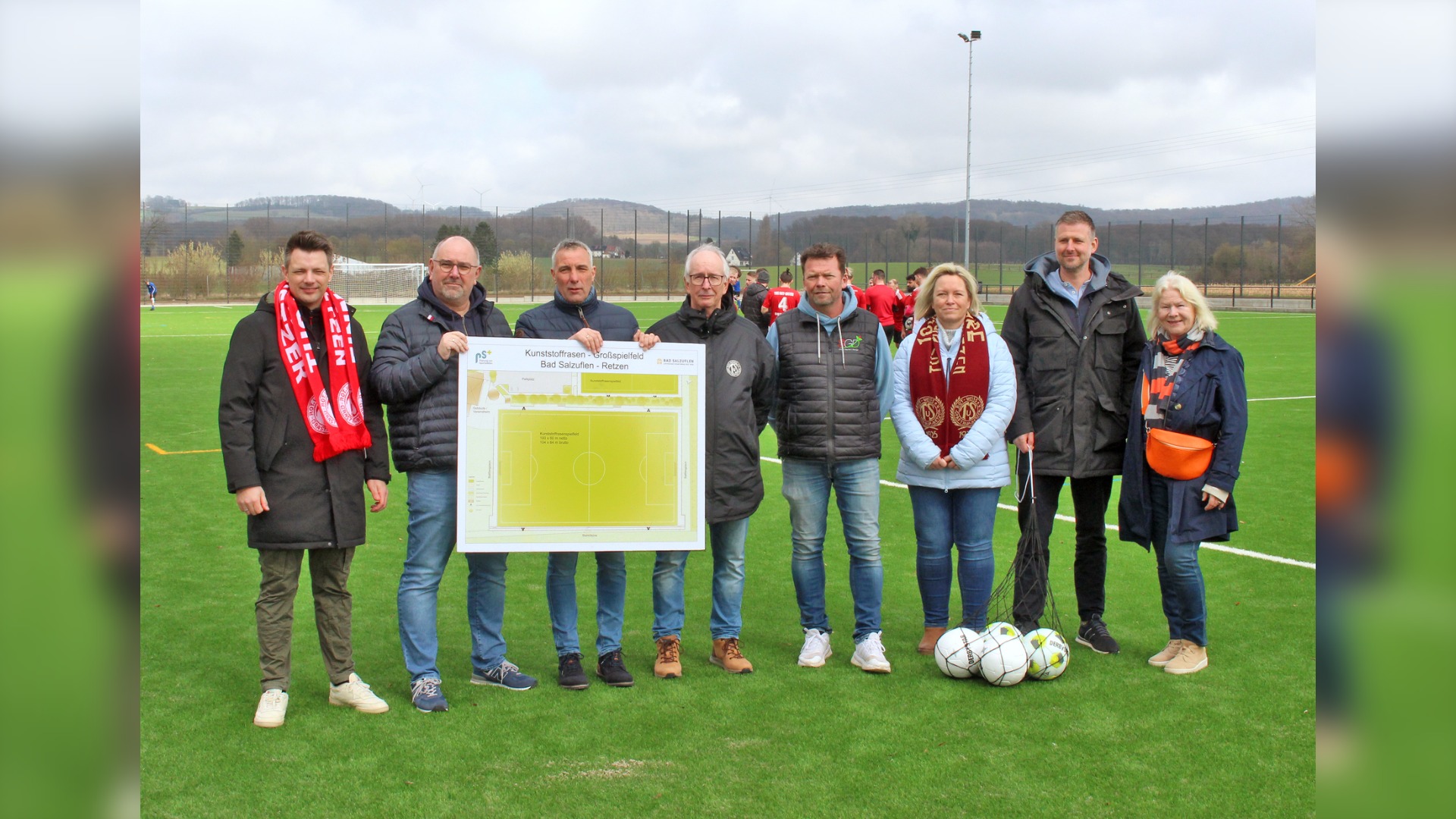 Freuen sich über den neuen Kunstrasenplatz in Gastrup-Retzen: (v.l.): Sebastian Coelzke, Andreas Woite, Bürgermeister Dirk Tolkemitt, Lothar Johannmeier, Carsten Hohlt (Stein/Garten/Design), Vereinsvorsitzende Kerstin Frentrup, Jonas Heitbreder (Planungsbüro) und Reinhild Dauwe (Stadt Bad Salzuflen). Foto: Reiner Toppmöller