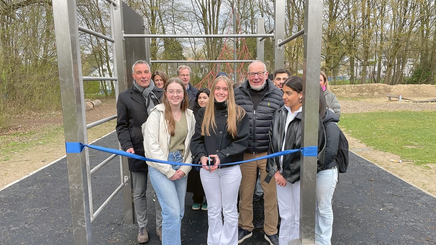 Bürgermeister Dirk Tolkemitt (links) und der Vorstandsvorsitzenden der Bürgerstiftung, Udo Voßhenrich (rechts) überließen den jugendlichen die feierliche Eröffnung der Sportanlage. Im Hintergrund der stellvertretende Schulleiter des Gymnasiums, Burghard Schmidt. Foto: Reiner Toppmöller