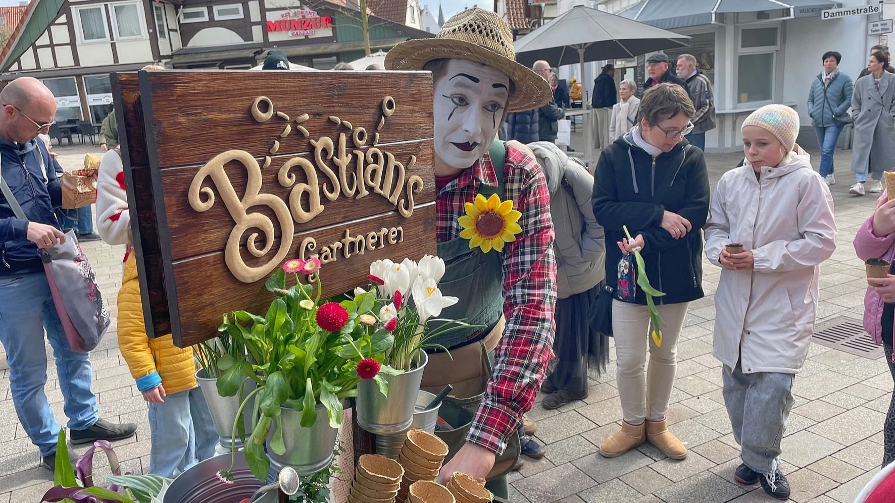 Bad Salzuflen blüht auf – Humorvoll begeisterte Pantomime "Bastian der Gärtner" die kleinen und großen Hobbygärtner. Fotos: Reiner Toppmöller
