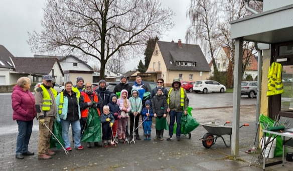 Engagierte Bürgerinnen und Bürger räumten in ihrem Stadtteil Biemsen-Ahmsen auf. Foto: Privat
