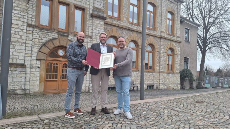 Freuen sich auf das Jubiläumsjahr: Michael Benneker (Stadtwerke Oerlinghausen), Bürgermeister Peter Heepmann mit Urkunde der Stadtreche und Patrick Piecha (Oerlinghausen Marketing).  Fotos: Oerlinghausen Marketing, Tanja Feg