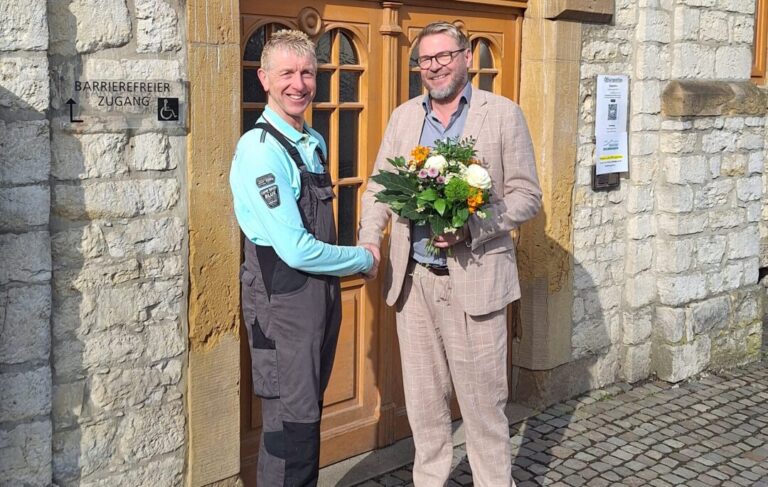 Bürgermeister Peter Heepmann (rechts) gratuliert dem Jubilar Martin Böddeker (links).Foto: Stadt Oerlinghausen