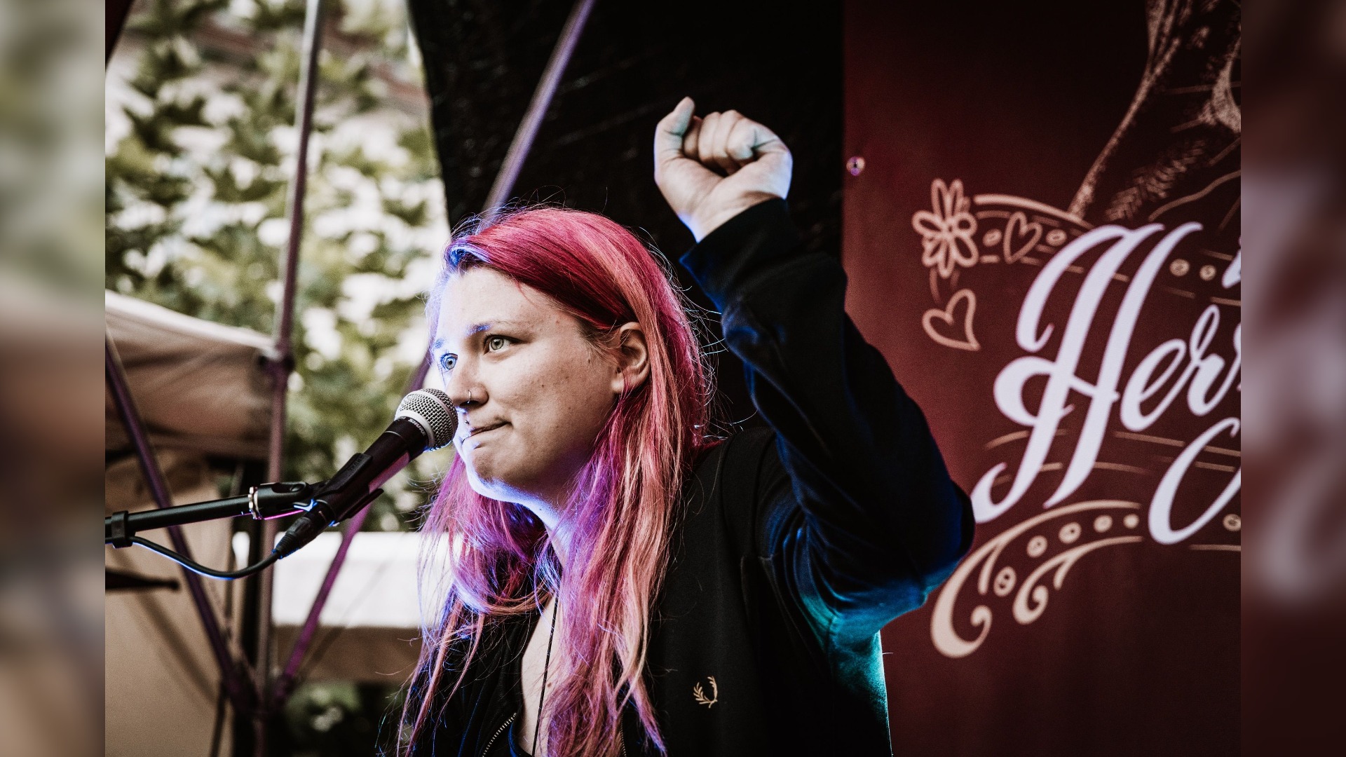 Auftakt mit Künstlerin Lewia und „Punk am Klavier“. Foto: KNUP Oerlinghausen